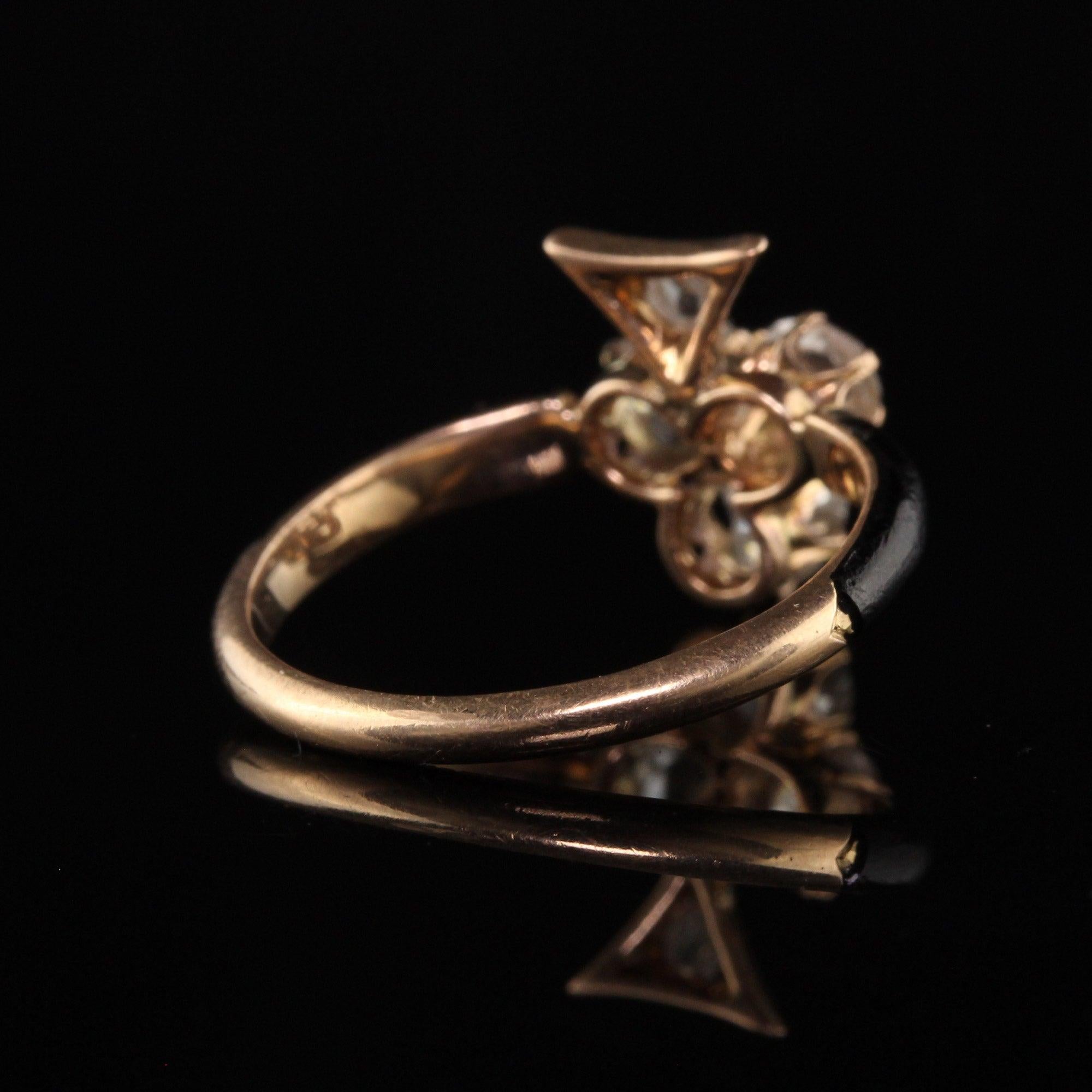 Antiker viktorianischer Kleeblattring aus 18 Karat Gelbgold mit Diamanten im Rosenschliff und Emaille Damen im Angebot