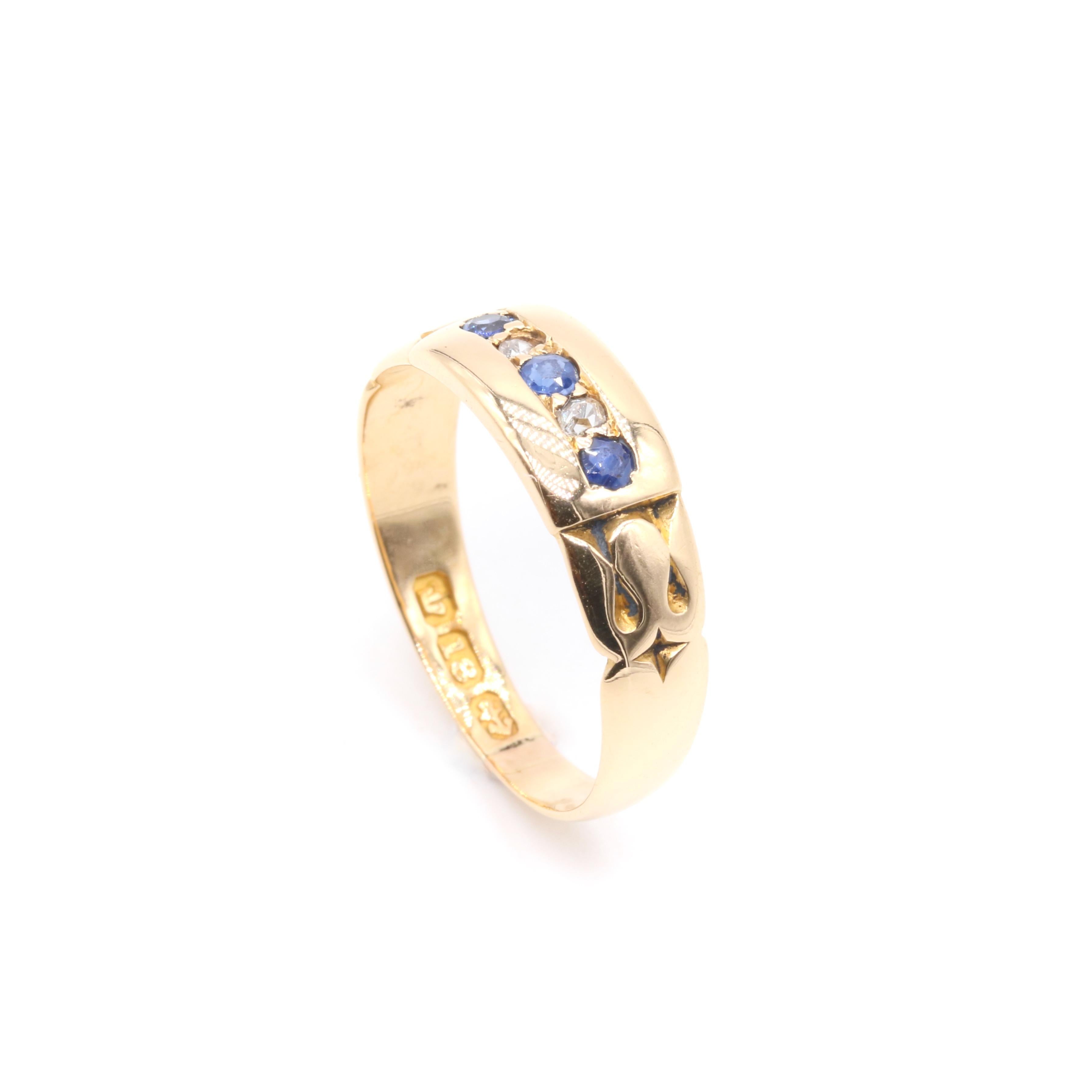 Lo que más me gusta de este Anillo Antiguo de Zafiro y Diamantes de Oro Amarillo de 18 quilates son los preciosos zafiros azules. ¿Cuál es el tuyo? ¿Quizá los brillantes diamantes? ¿O el tono cálido del oro amarillo?

Este precioso anillo victoriano