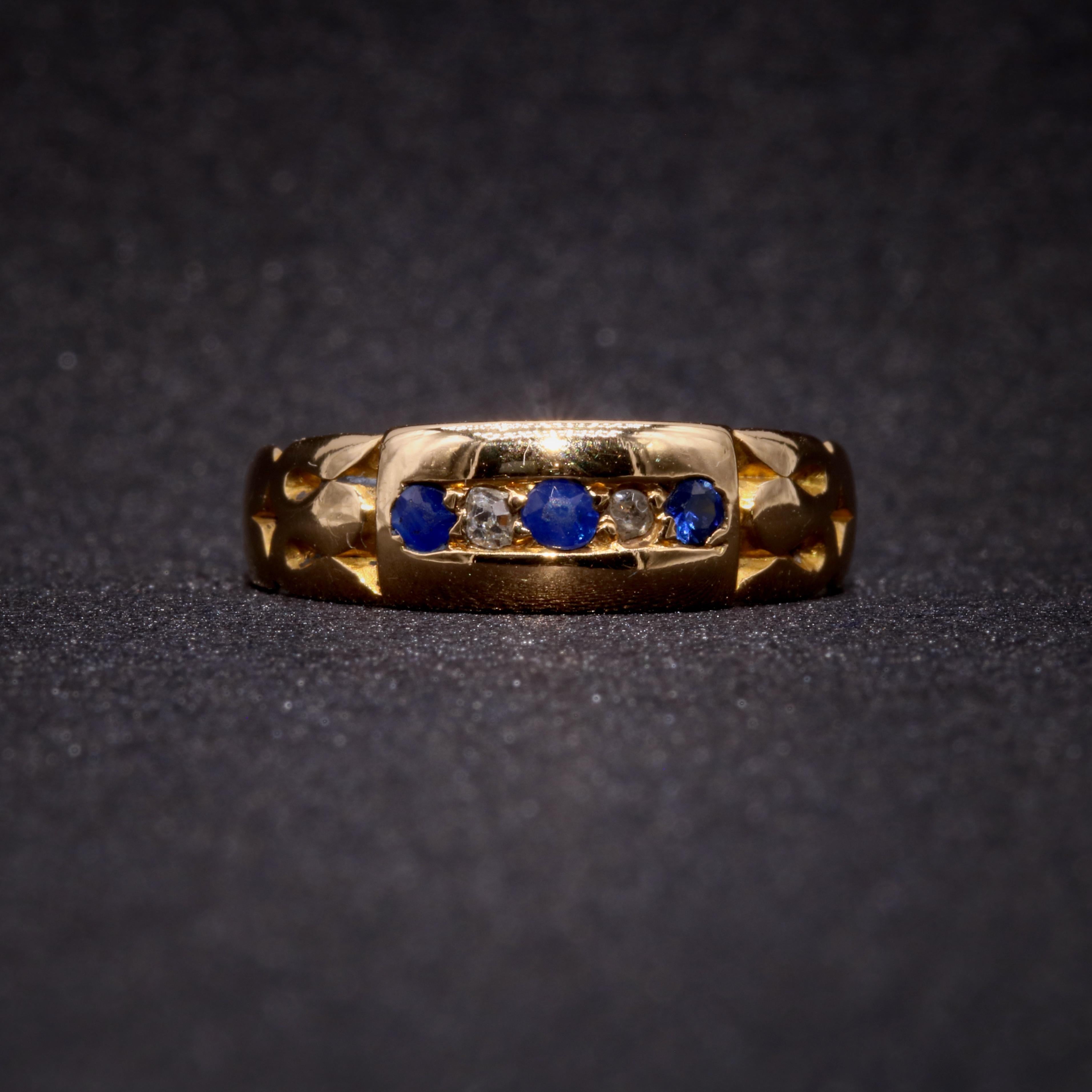 Anillo victoriano antiguo de oro amarillo de 18 quilates con 5 piedras de zafiro y diamantes Corte redondo en venta