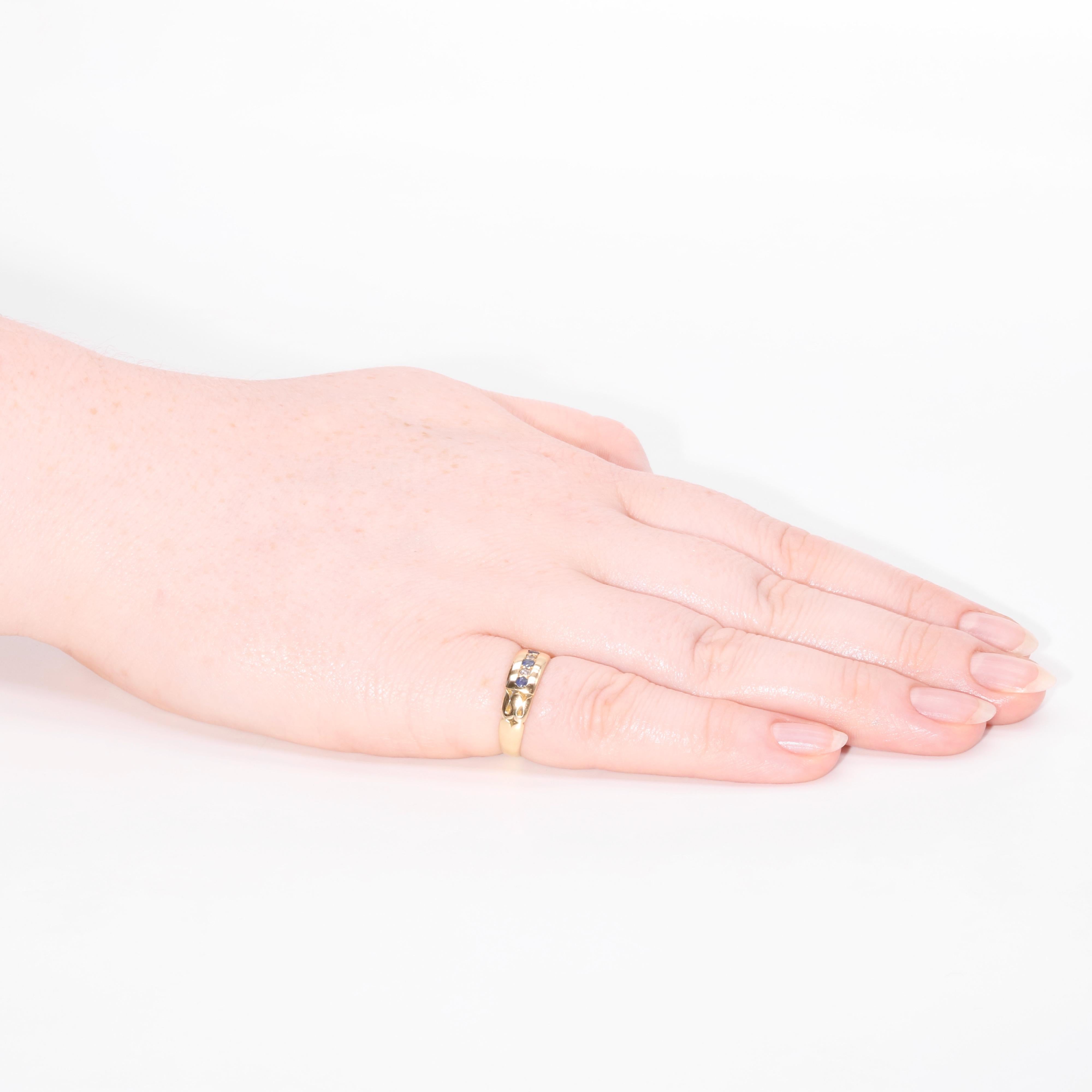 Anillo victoriano antiguo de oro amarillo de 18 quilates con 5 piedras de zafiro y diamantes en venta 3