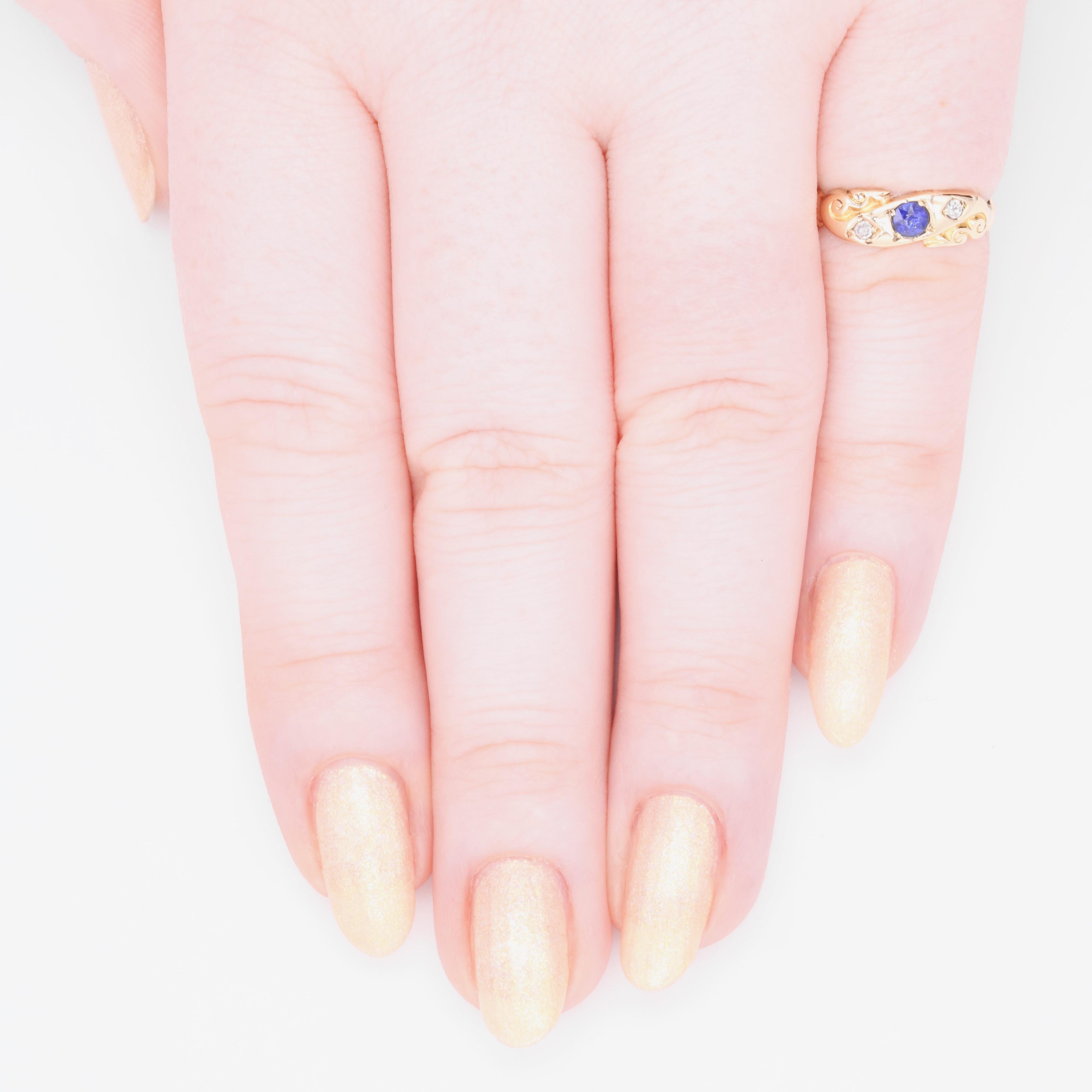 Antico anello vittoriano in oro giallo 18 carati con zaffiro e diamante a trilogia in vendita 4