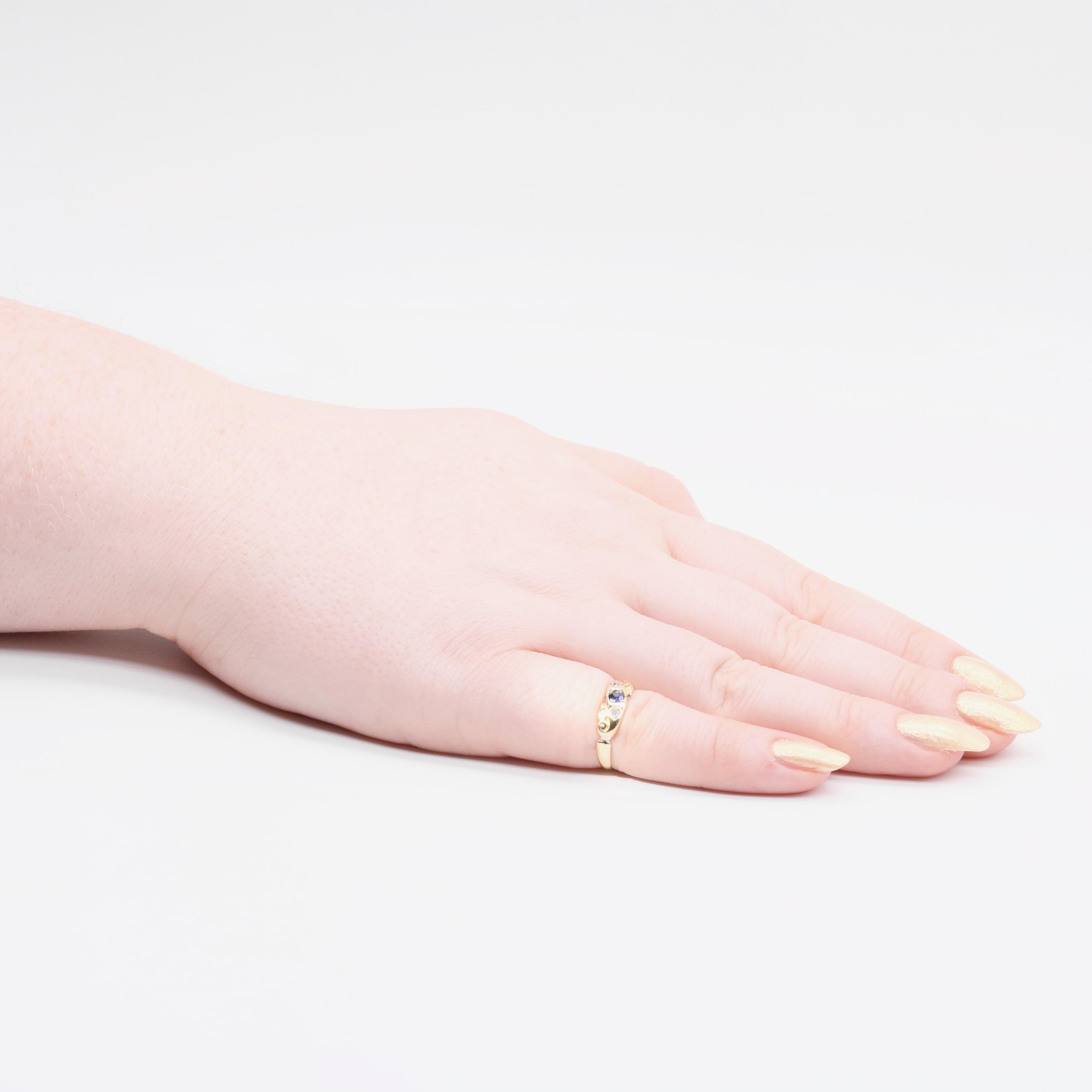 Anello antico con zaffiro, diamante e oro giallo, composto da uno zaffiro blu taglio rotondo e due diamanti antichi taglio singolo, incastonati in oro giallo 18 carati, con fascia in oro giallo 18 carati. 

Questo bellissimo anello ha al centro un
