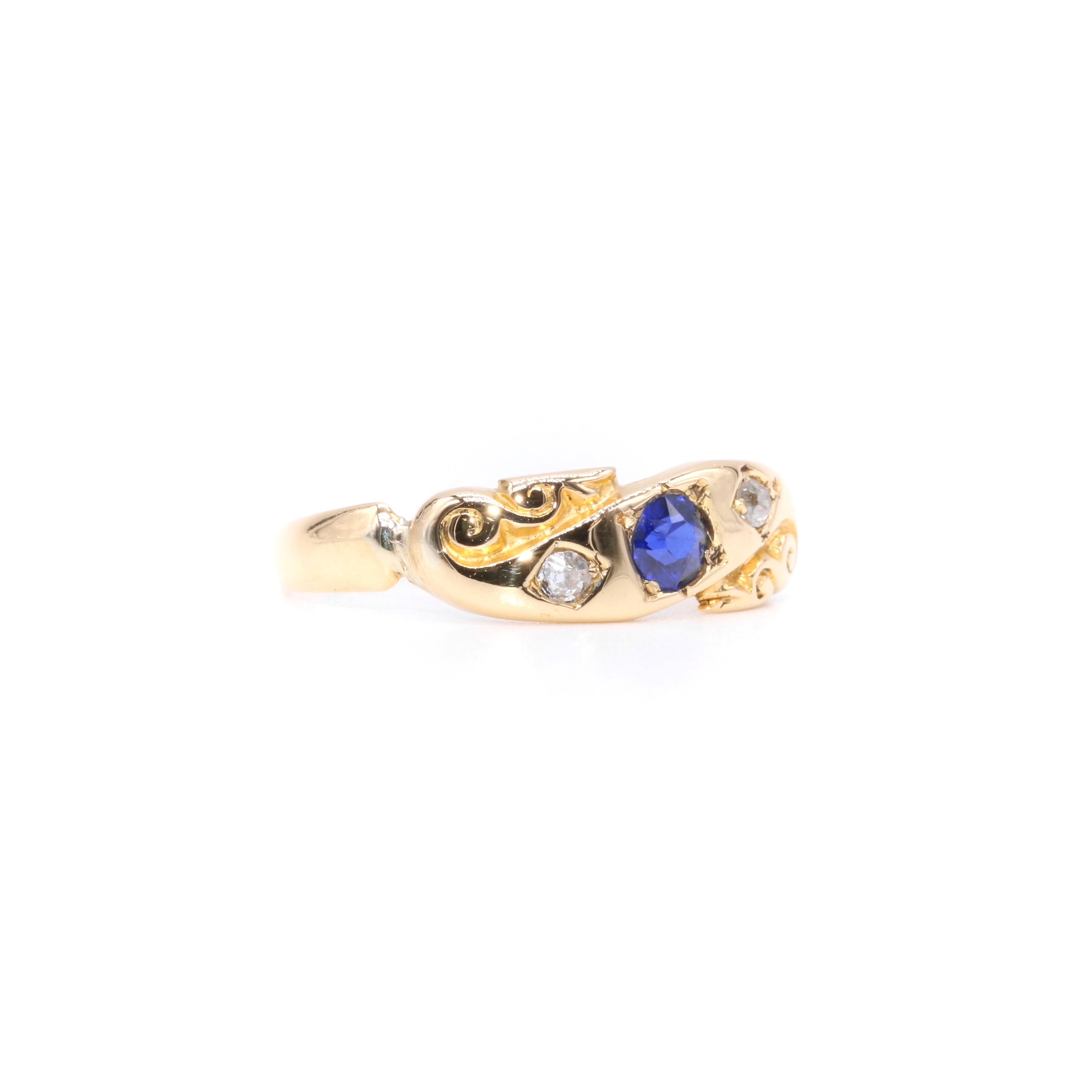 Antico anello vittoriano in oro giallo 18 carati con zaffiro e diamante a trilogia In condizioni buone in vendita a Staines-Upon-Thames, GB