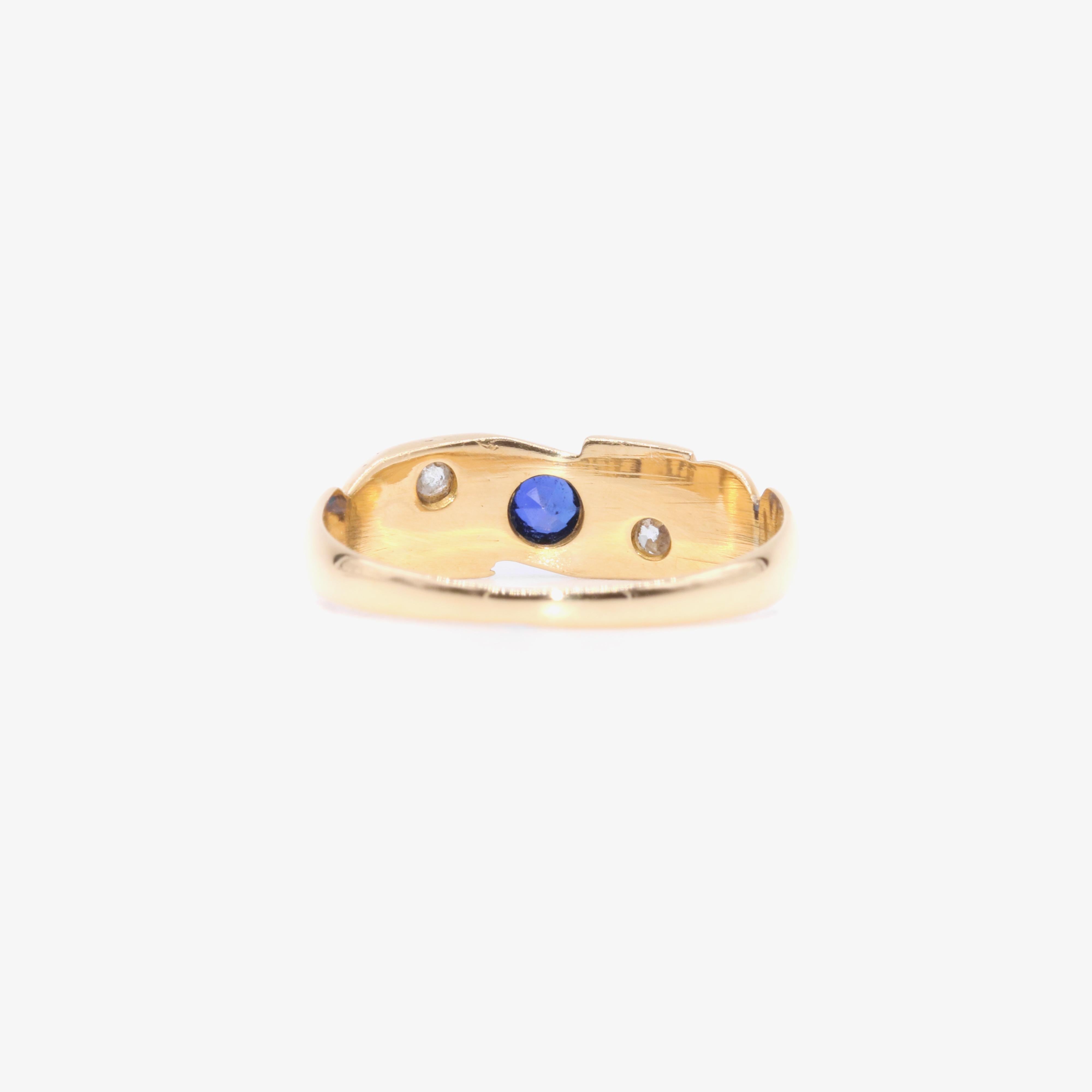 Antico anello vittoriano in oro giallo 18 carati con zaffiro e diamante a trilogia in vendita 1