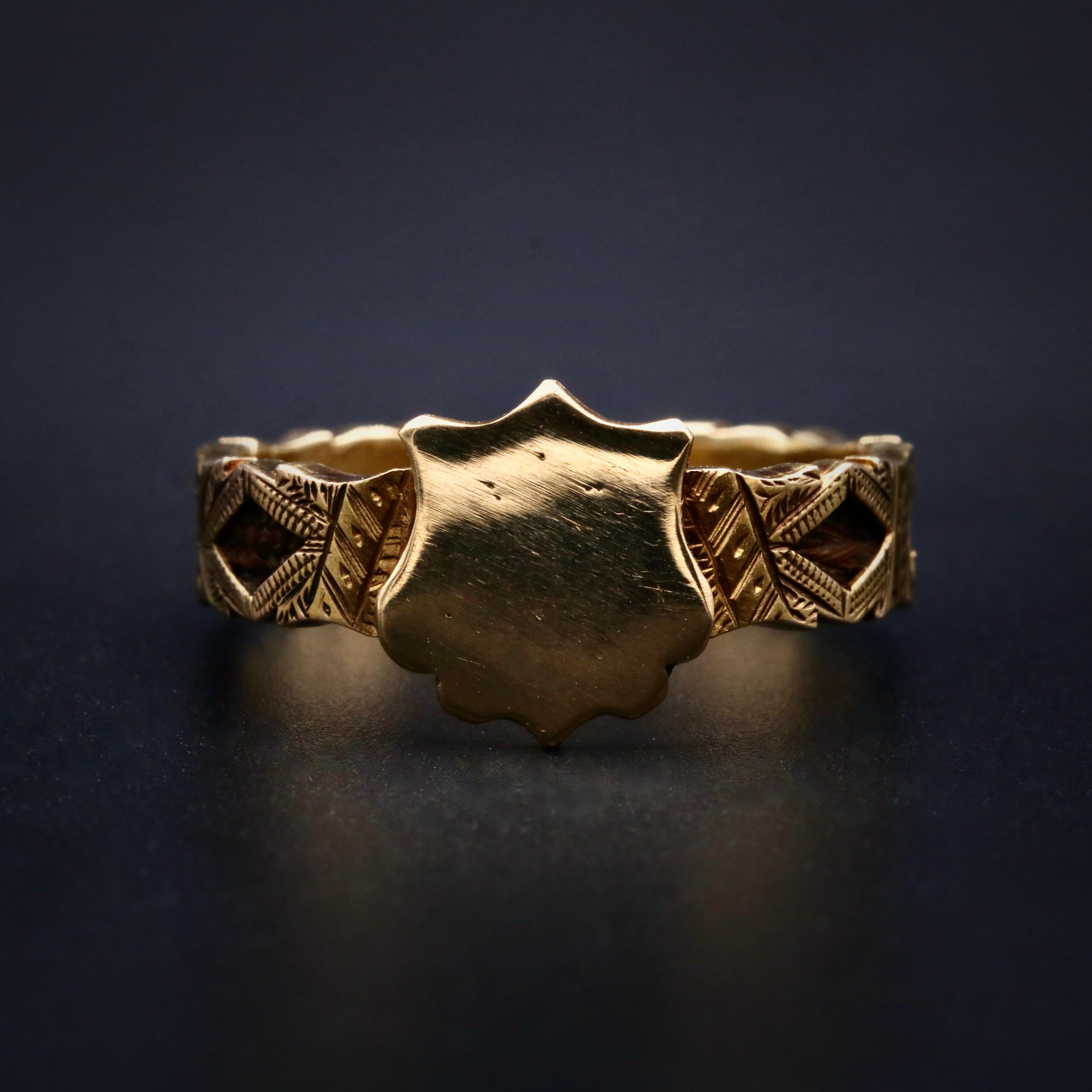Antique Victorian 18K Yellow Gold Shield Shaped Hairwork Engraved Mourning Ring In Good Condition In Staines-Upon-Thames, GB