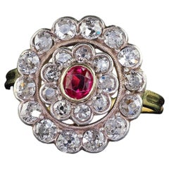 Antiguo Anillo Victoriano de Oro Amarillo de 18 quilates con Racimo de Diamantes y Rubíes de Mina Antigua