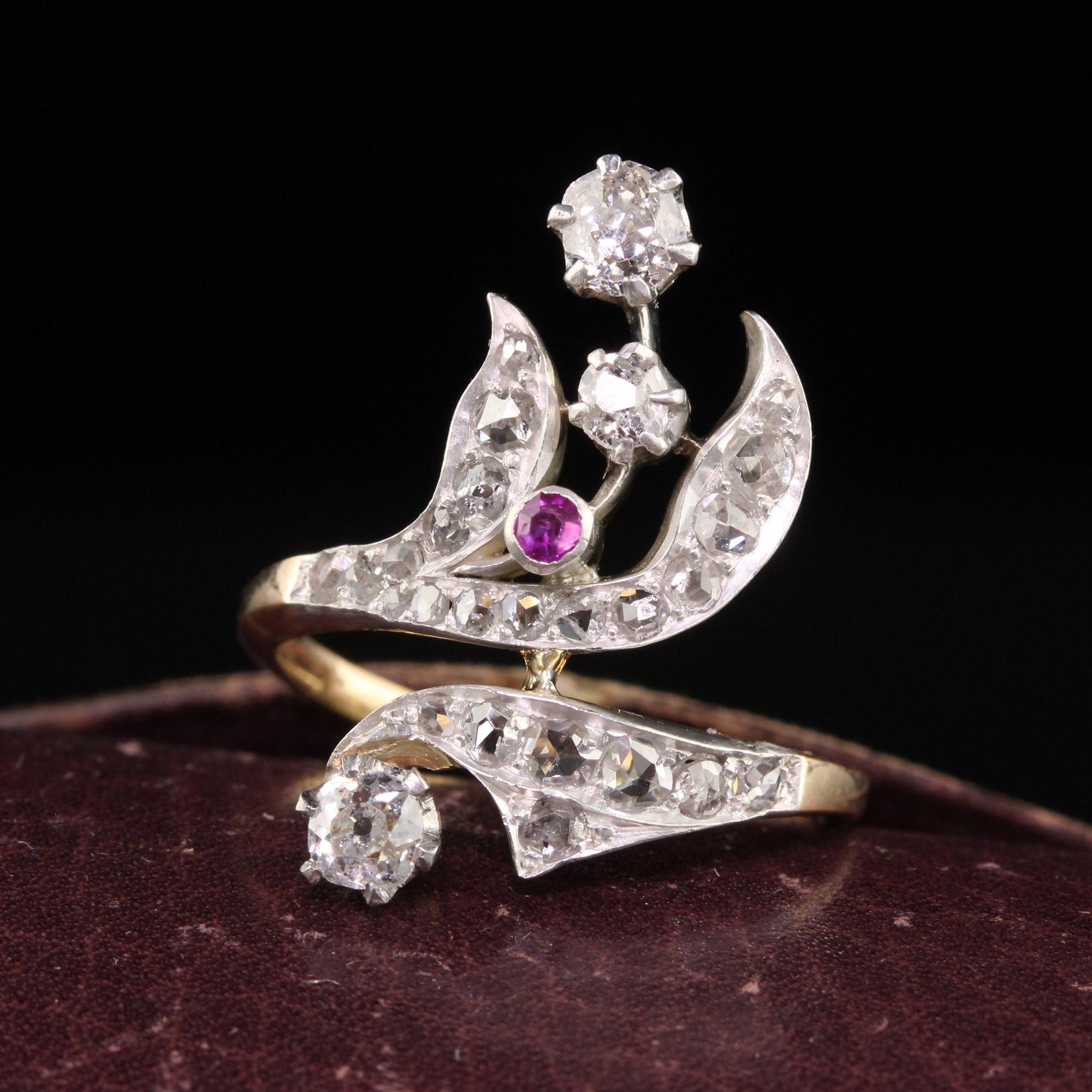 Schöne antike viktorianische 18K Gelbgold Silber Top Rose Cut und Rubin Floral Ring. Dieser wunderschöne Ring ist aus 18k Gelbgold und Silber gefertigt. Der Ring ist mit Diamanten im Rosenschliff auf den Blütenblättern und drei Diamanten im