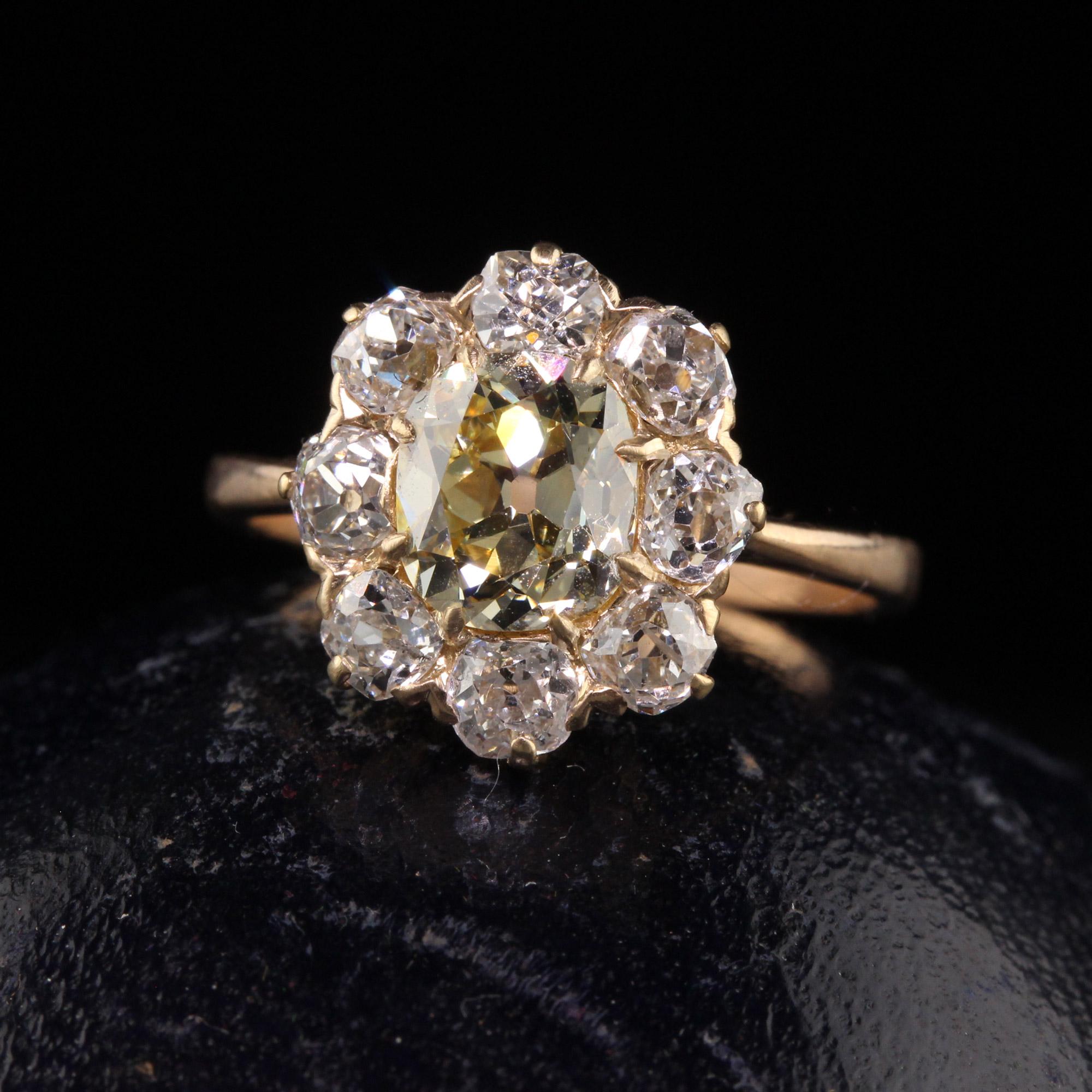 Schöne antike viktorianische 18K Gelbgold Fancy Yellow Old Mine Diamond Verlobungsring. Dieser wunderschöne Verlobungsring ist aus 18 Karat Gelbgold gefertigt. In der Mitte befindet sich ein fancy-gelber Diamant mit GIA-Gutachten. Der schöne