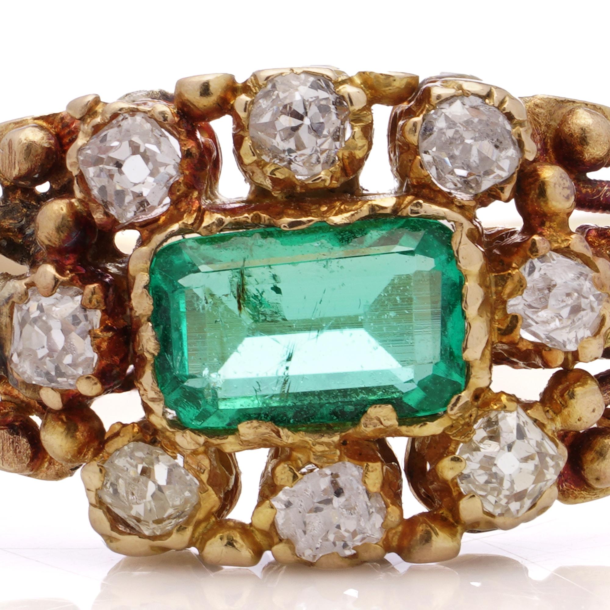 Antiker viktorianischer Smaragd-Cluster-Ring aus 18 Karat Gold (Viktorianisch) im Angebot