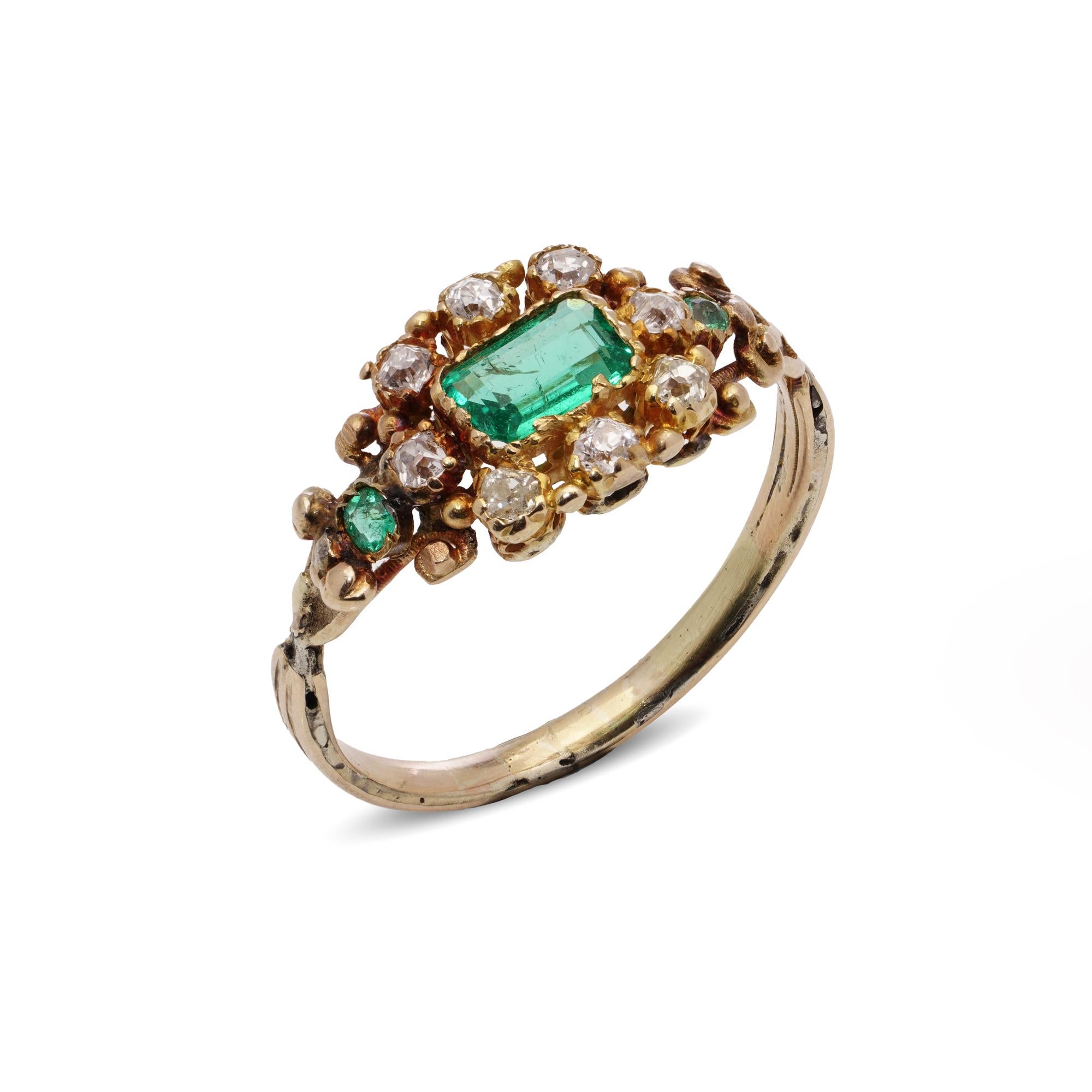 Antiker viktorianischer Smaragd-Cluster-Ring aus 18 Karat Gold (Smaragdschliff) im Angebot