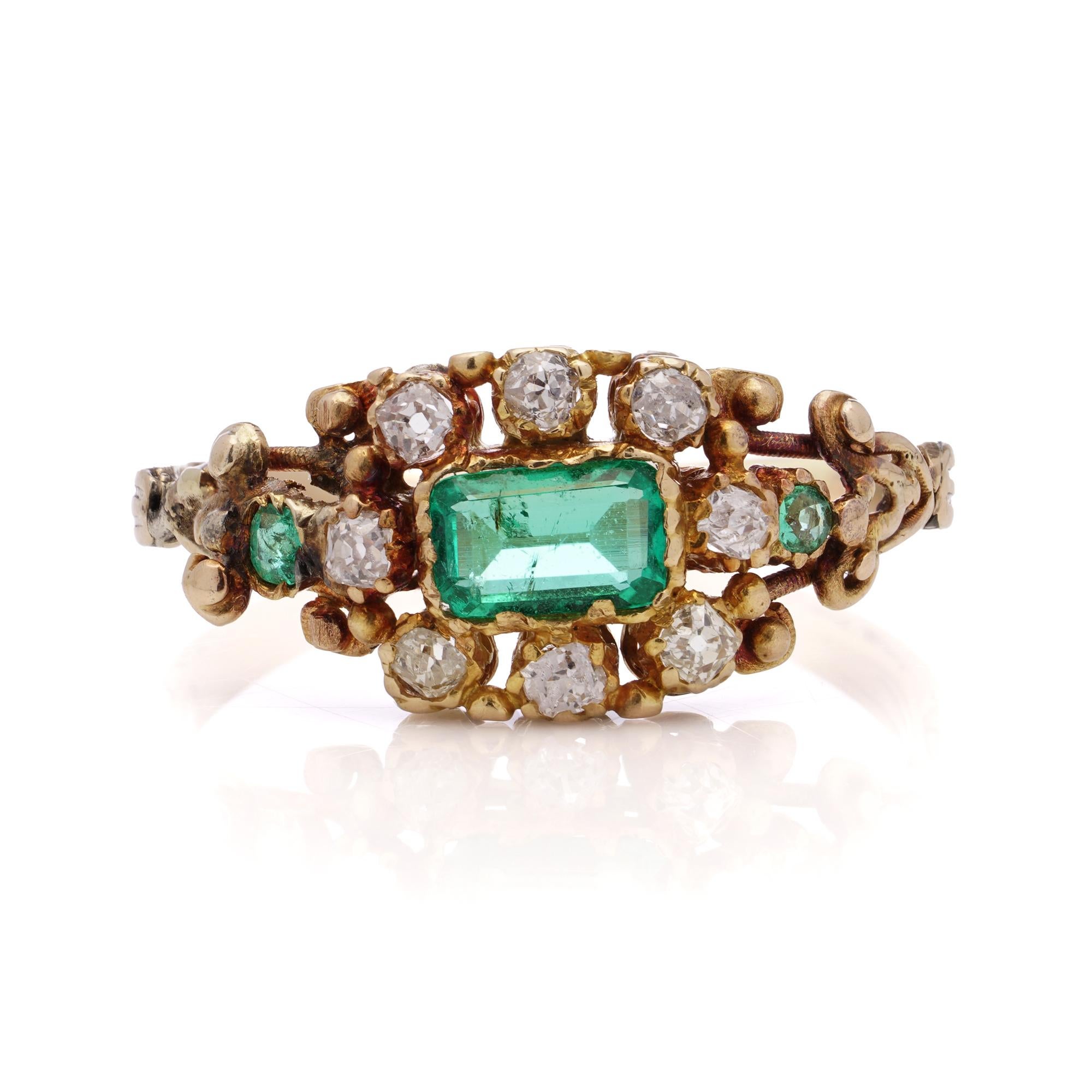 Antiker viktorianischer Smaragd-Cluster-Ring aus 18 Karat Gold im Zustand „Gut“ im Angebot in Braintree, GB