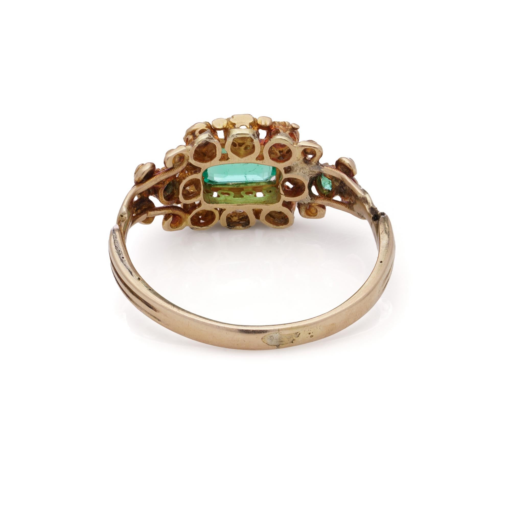 Antiker viktorianischer Smaragd-Cluster-Ring aus 18 Karat Gold im Angebot 1