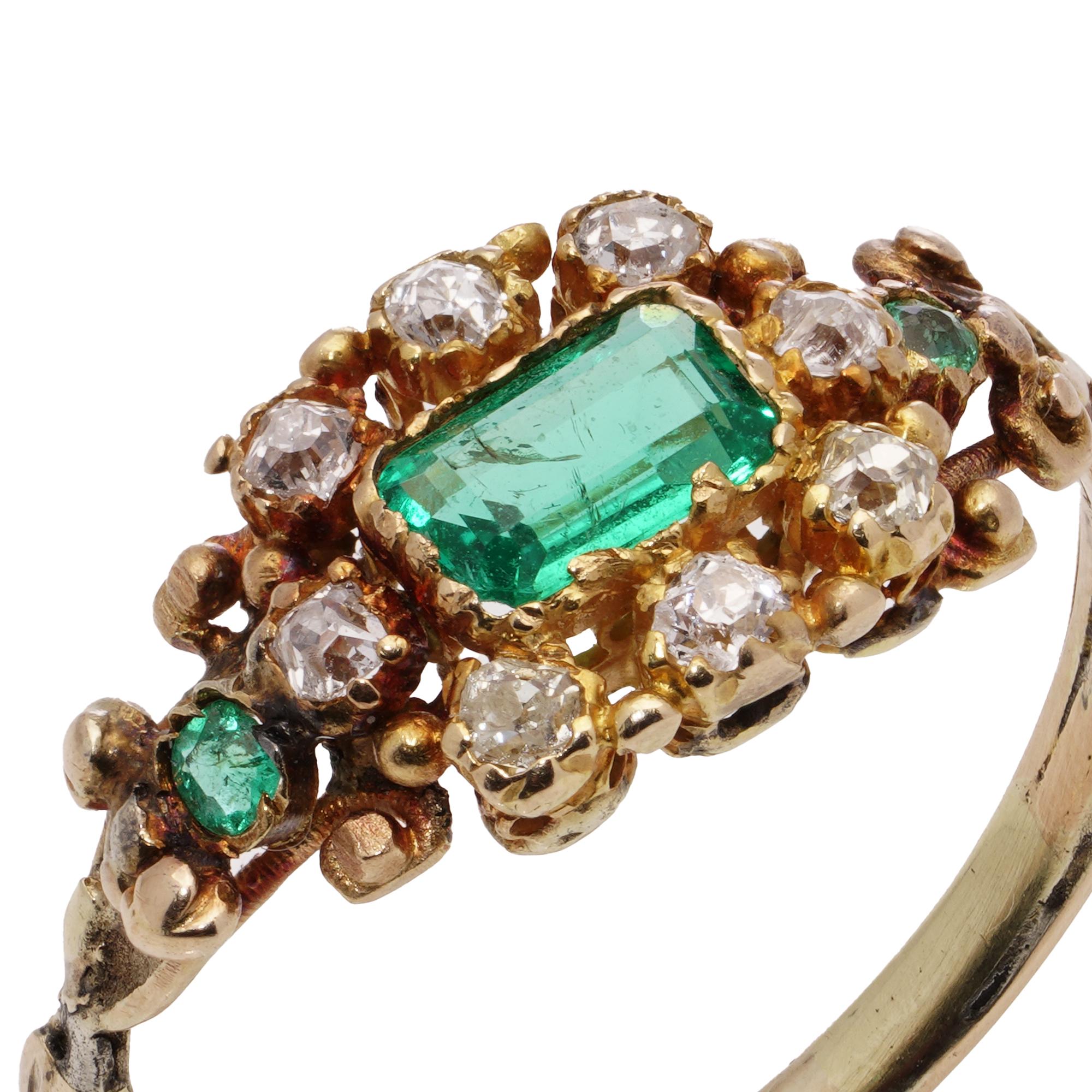 Antiker viktorianischer Smaragd-Cluster-Ring aus 18 Karat Gold im Angebot 2