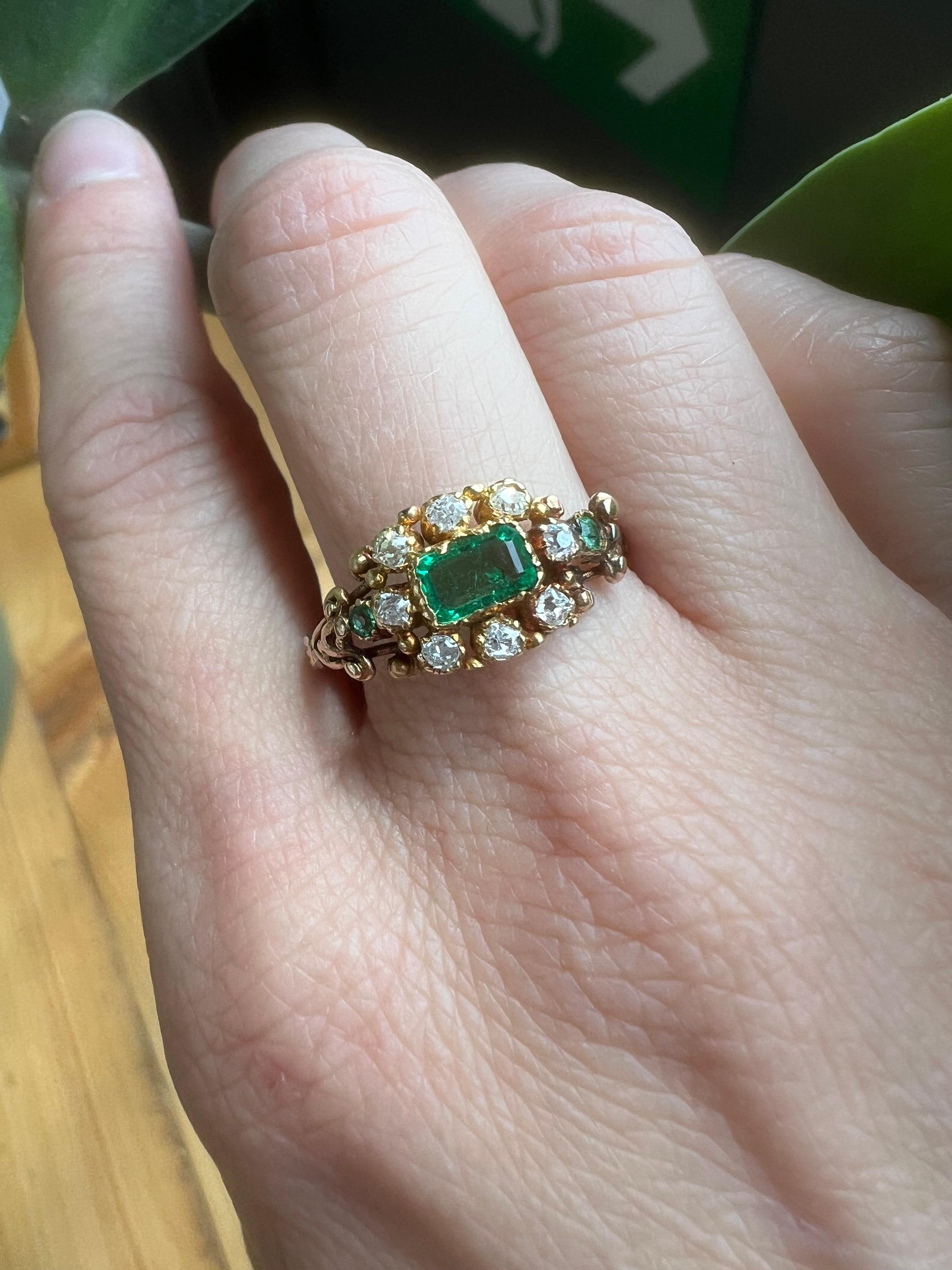 Antiker viktorianischer Smaragd-Cluster-Ring aus 18 Karat Gold im Angebot 3
