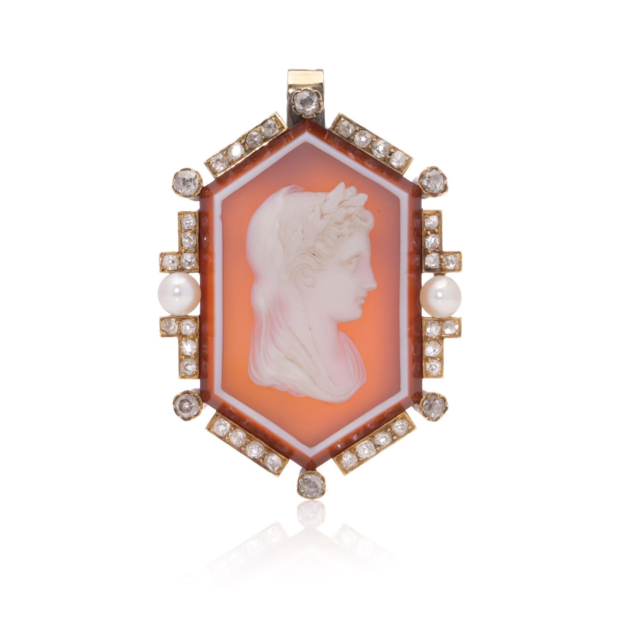 Antique Victorian 18kt Yellow Gold Cameo Brooch/Pendant.

This elegant piece features a hexagonal frame adorned with intricate geometric diamond patterns. The centrepiece is a finely carved agate cameo, depicting a classical female profile with