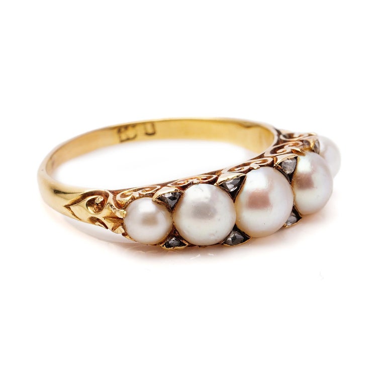 Antique Victorian 18kt Yellow Gold Ladies Ring with Pearls and Rose-Cut Diamonds In Good Condition For Sale In Braintree, GB