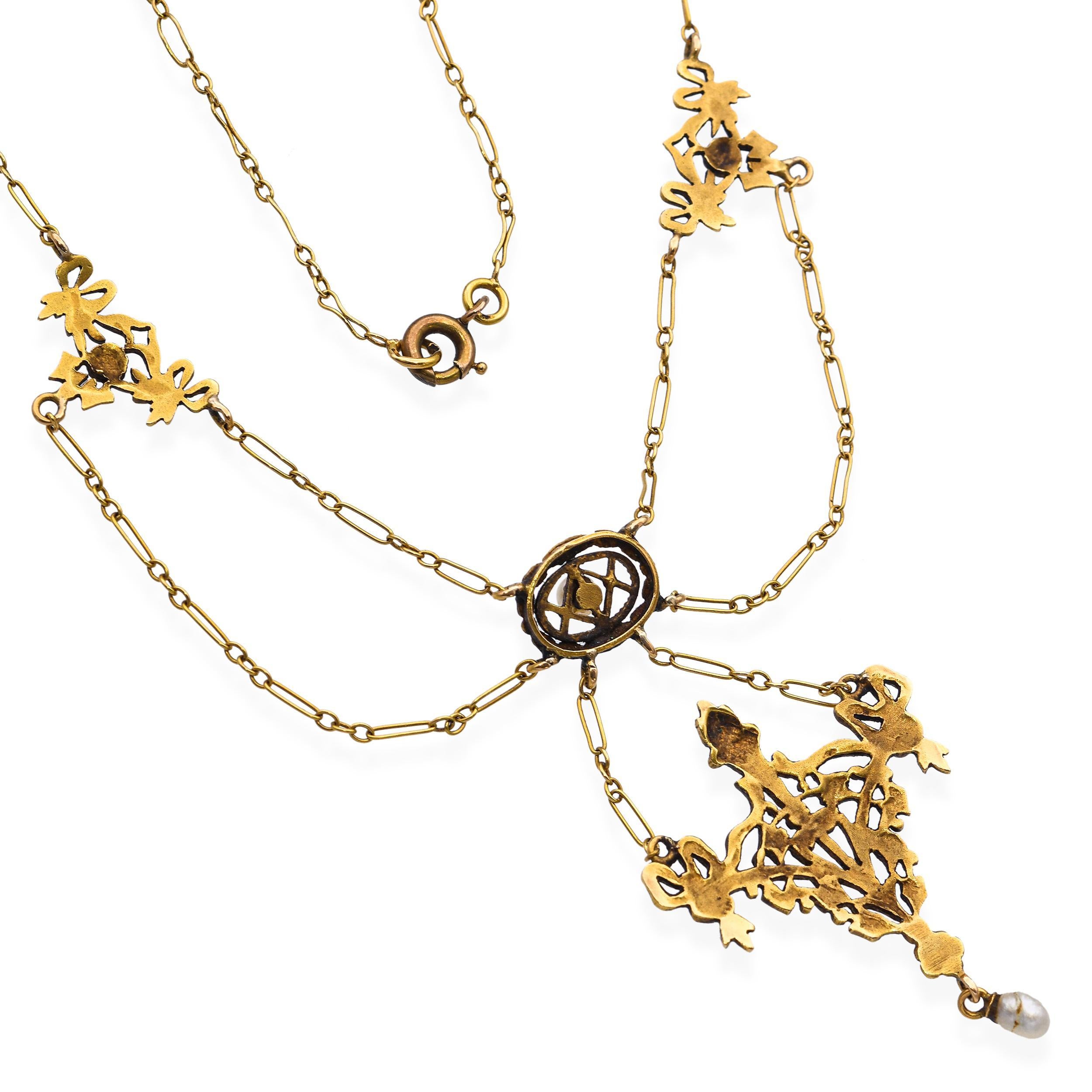 Cet exquis collier feston victorien ancien est réalisé en or jaune rare de 19k et orné de délicates perles de rocaille naturelles. Le drapé gracieux du design feston reflète l'élégance romantique de l'ère victorienne, avec un travail d'orfèvrerie