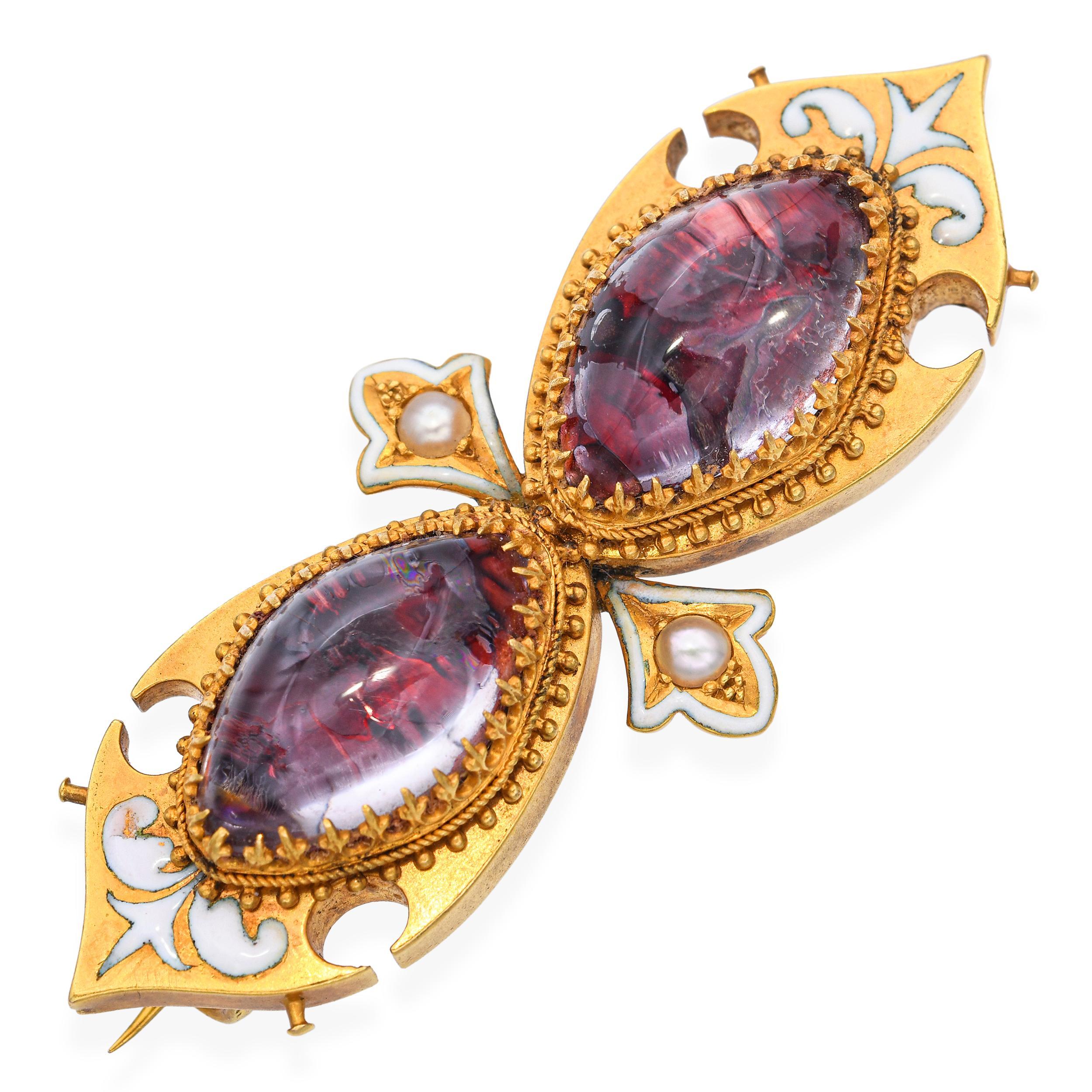 Eine seltene viktorianische Kostbarkeit aus 18-karätigem Gold, besetzt mit gemalten Kristallcabochons, die unter ihrer gewölbten Oberfläche ein lebendiges Kunstwerk offenbaren. Zartes weißes Email, Saatperlen und verschnörkelte Details aus der Gotik