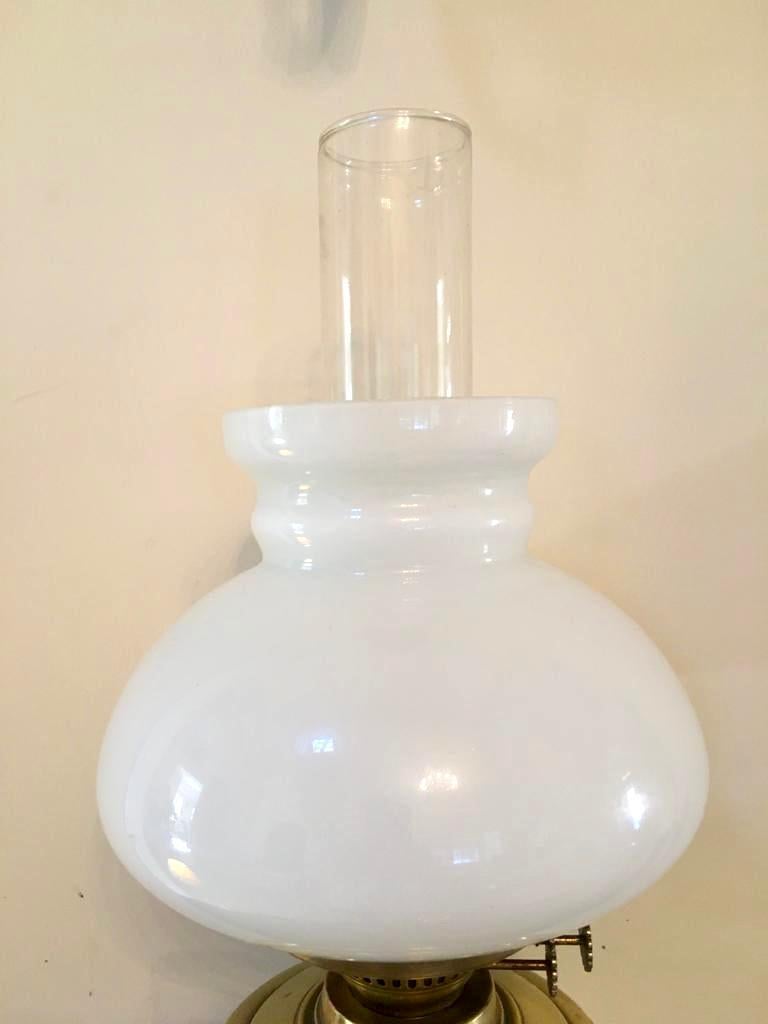 Antike viktorianische Öllampe aus Messing aus dem 19. Jahrhundert (Viktorianisch) im Angebot