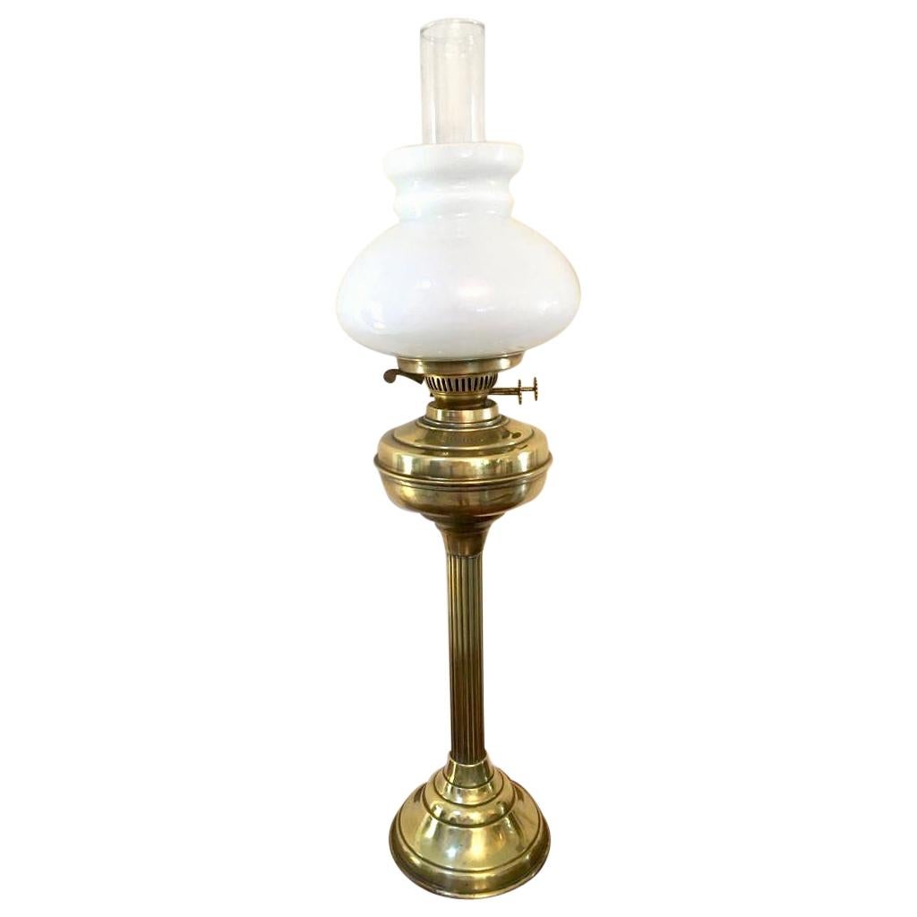 Lampe à huile ancienne en laiton de style victorien du 19ème siècle