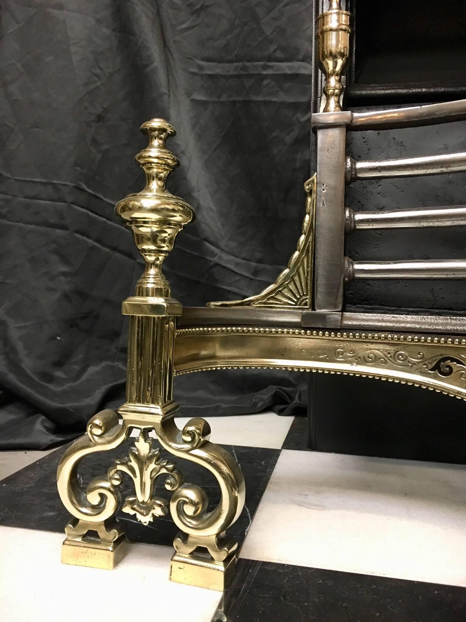 Moulage Ancien panier à grille de cheminée victorien à capuche de style néoclassique du 19ème siècle en vente