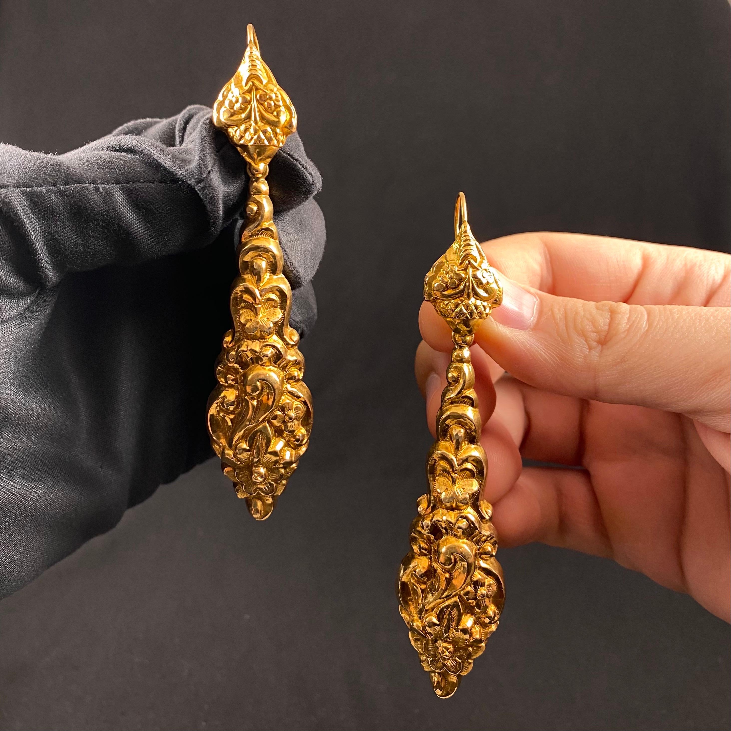 Ein Paar Ohrringe mit Spindelanhänger aus 19,2 kt Gelbgold, Portugal, um 1887. Dieses Paar Anhänger-Ohrringe aus der viktorianischen Ära, die auf Portugiesisch 