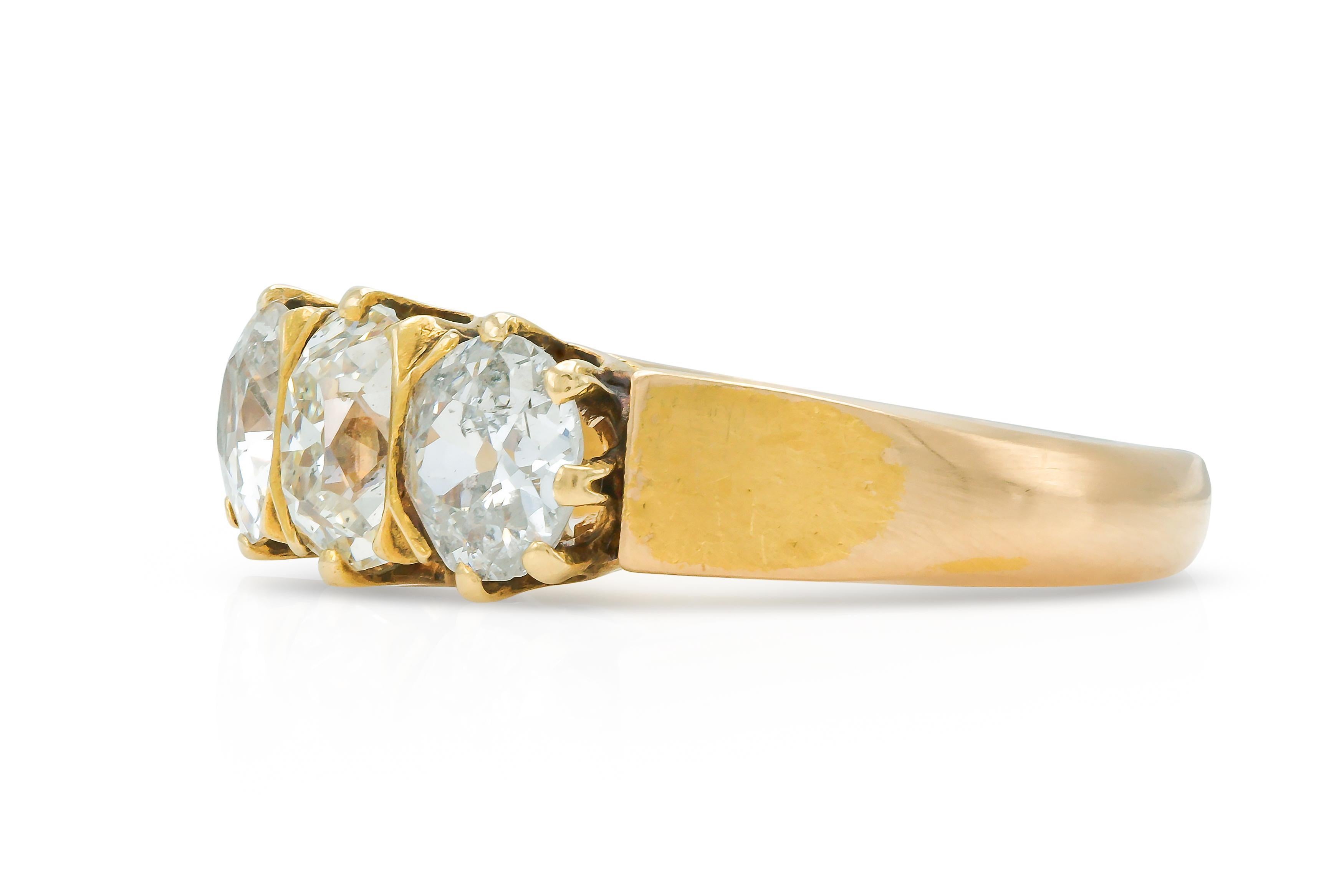 Finemente realizzato in oro giallo 18 carati con un diamante taglio Old Mine al centro e 2 diamanti taglio Old European per un peso totale di circa 2,00 carati.
Circa alla fine del 1800
Dimensione 5, ridimensionabile