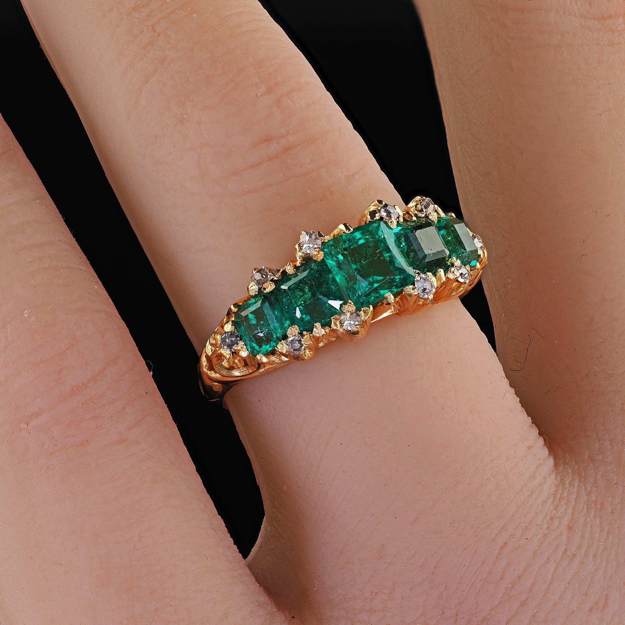 Anello antico vittoriano in oro giallo 20k con smeraldo colombiano e diamante a cinque pietre in vendita 4
