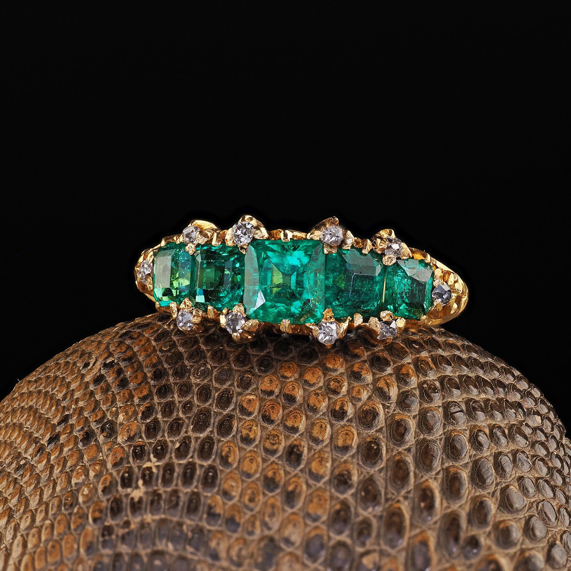 Bellissimo anello antico vittoriano in oro giallo 20k con smeraldo colombiano e diamante a cinque pietre. Questo straordinario anello vittoriano con smeraldo colombiano naturale e diamante a cinque pietre è realizzato in oro giallo 20 carati. Questo