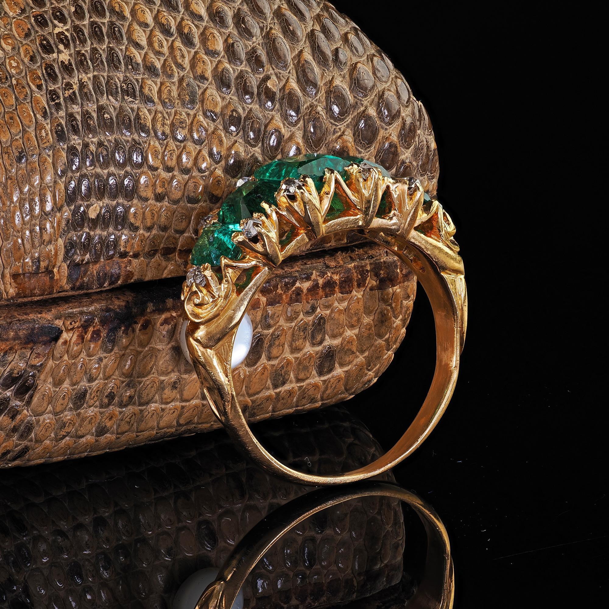 Vittoriano Anello antico vittoriano in oro giallo 20k con smeraldo colombiano e diamante a cinque pietre in vendita