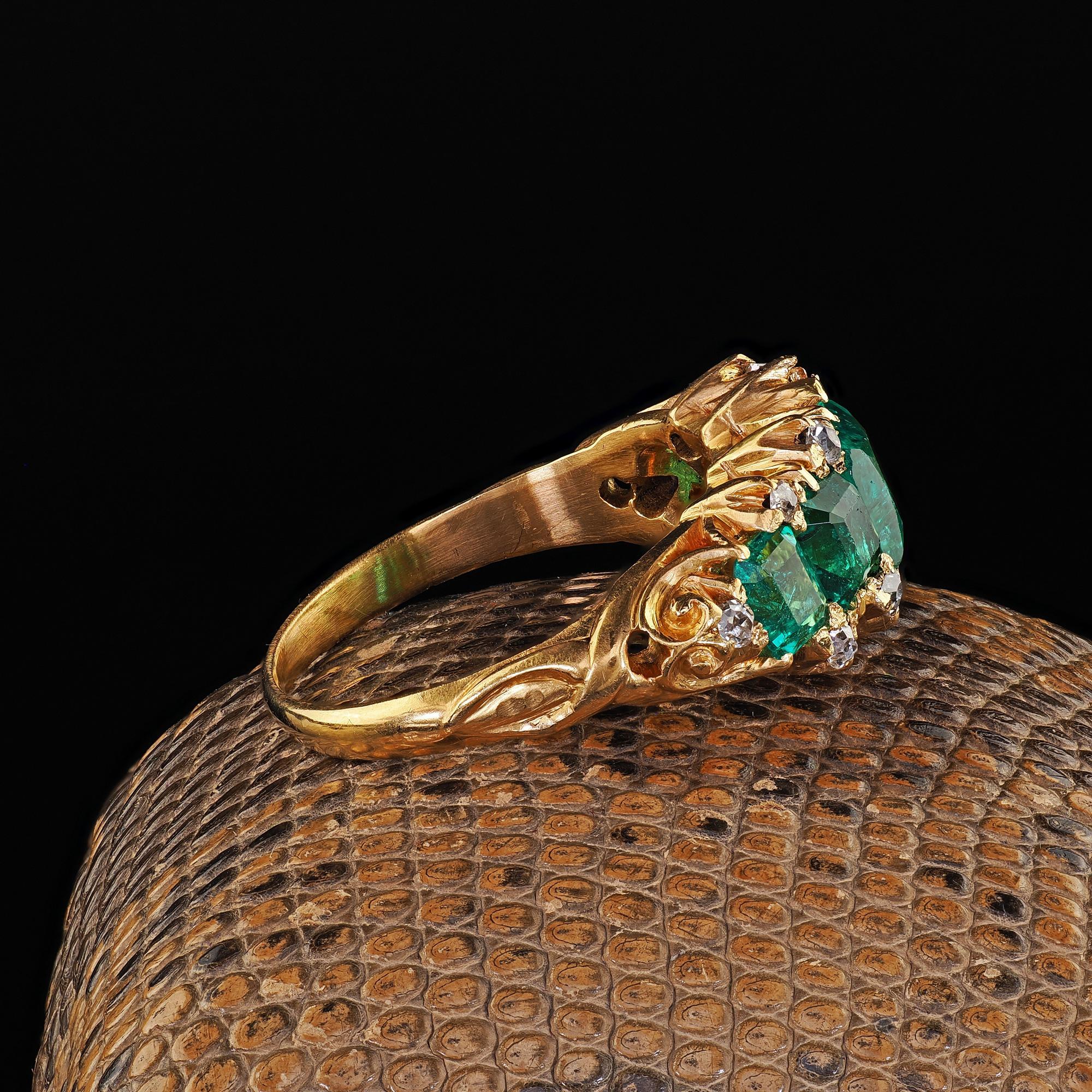 Taglio smeraldo Anello antico vittoriano in oro giallo 20k con smeraldo colombiano e diamante a cinque pietre in vendita
