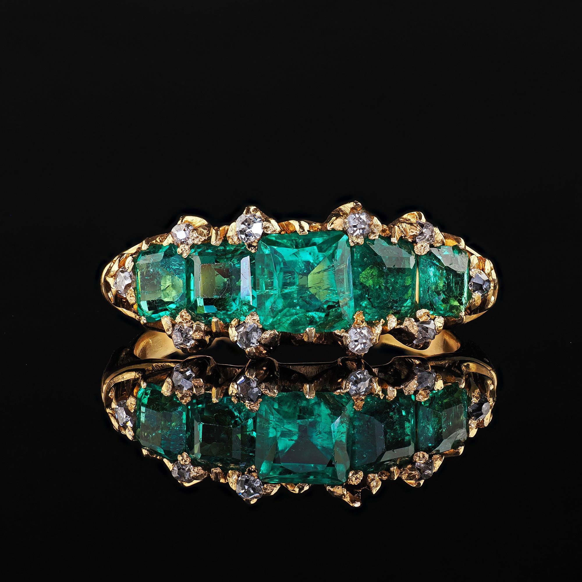 Anello antico vittoriano in oro giallo 20k con smeraldo colombiano e diamante a cinque pietre in vendita 1