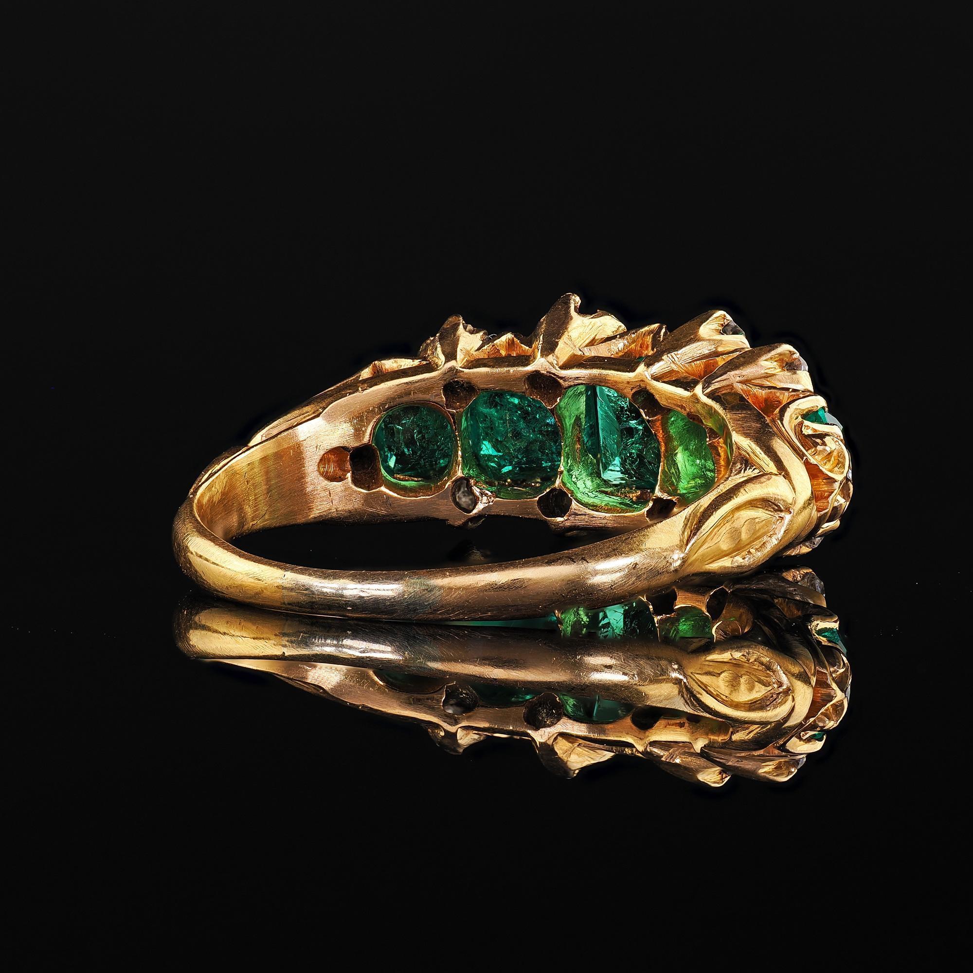 Anello antico vittoriano in oro giallo 20k con smeraldo colombiano e diamante a cinque pietre in vendita 2