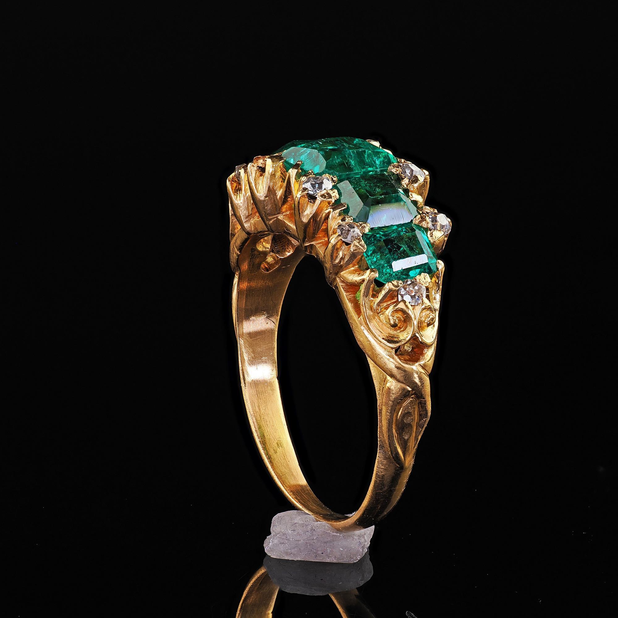 Anello antico vittoriano in oro giallo 20k con smeraldo colombiano e diamante a cinque pietre in vendita 3