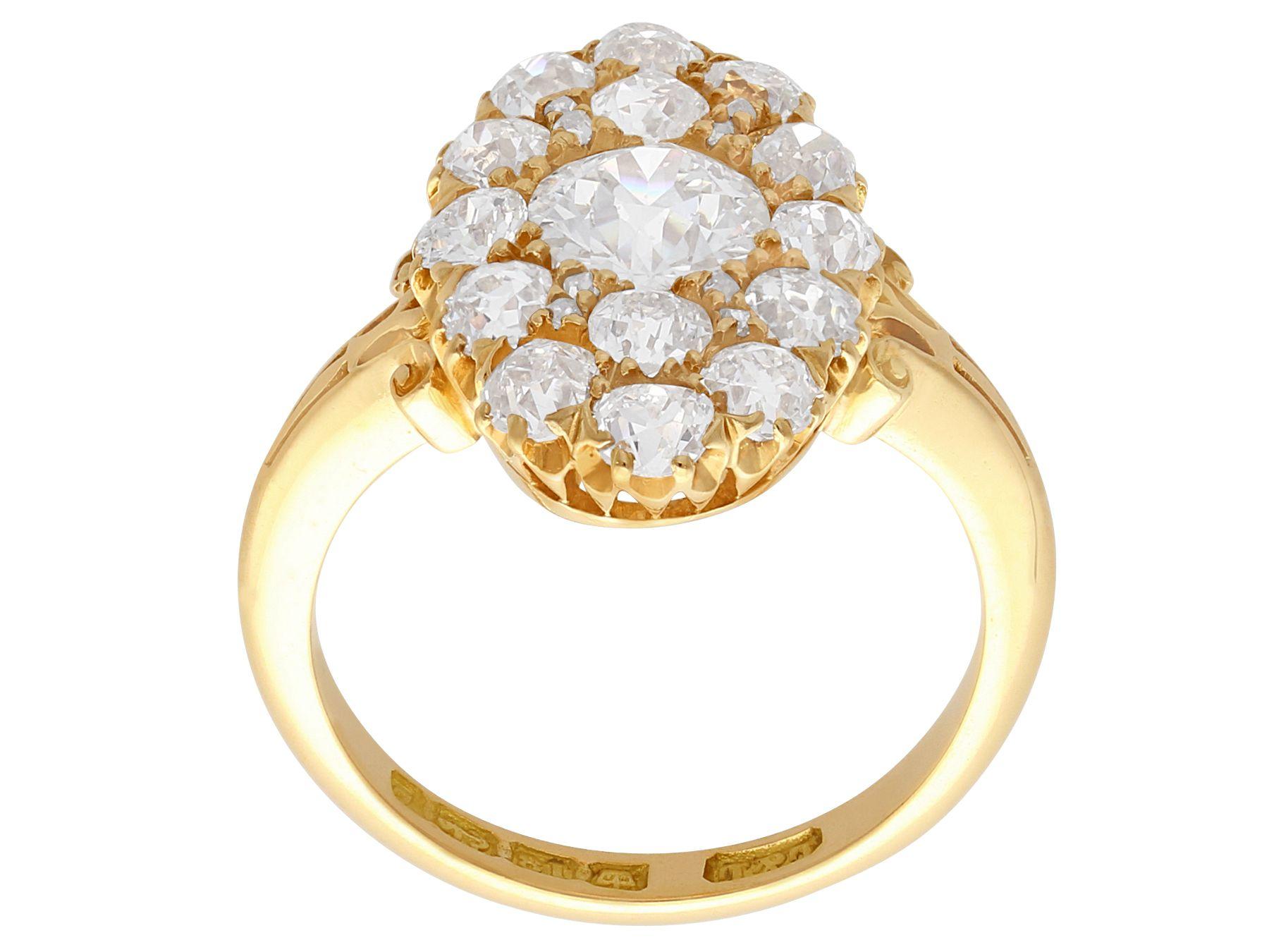 Femenino o masculino Anillo de cóctel victoriano de oro amarillo y diamantes de 2,35 quilates en venta