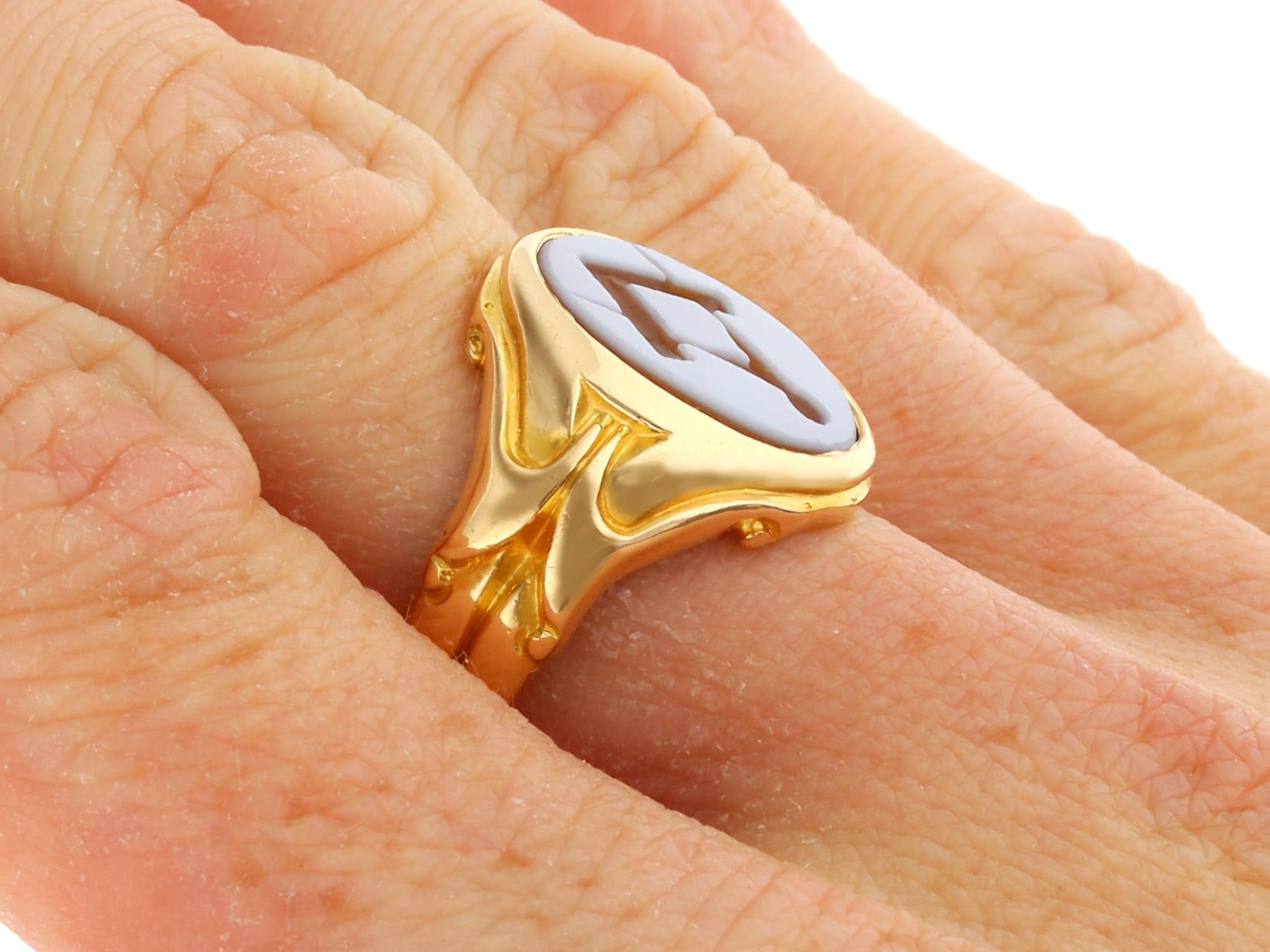 Women's or Men's Victorian 2.66 Carat Agate and 18k Yellow Gold Masonic Ring For Sale
