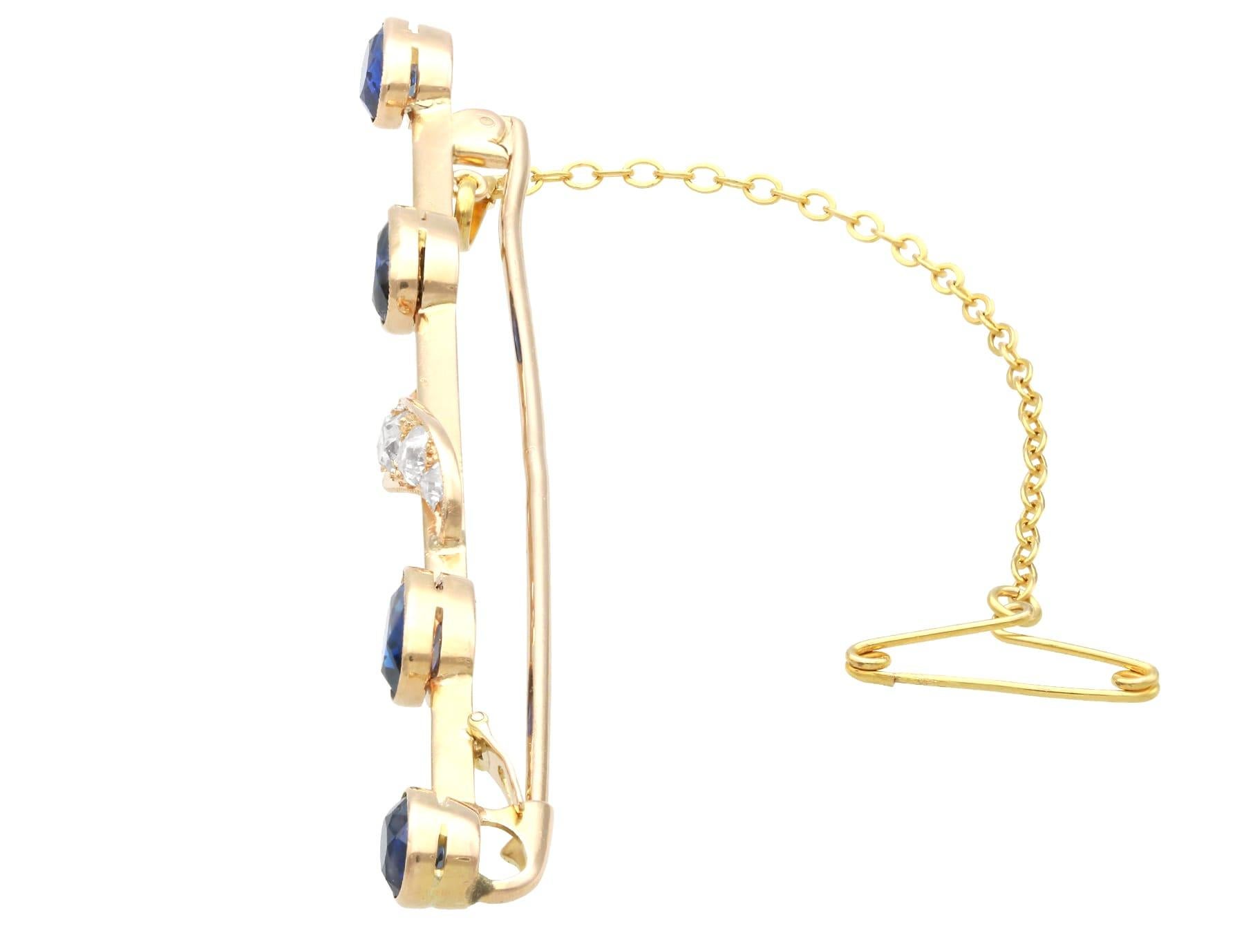 Impresionante broche victoriano antiguo de barra de oro amarillo de 12 quilates con un diamante de 0,72 quilates y un zafiro de 2,92 quilates; forma parte de nuestras diversas colecciones de joyas victorianas.

Este fino e impresionante broche de