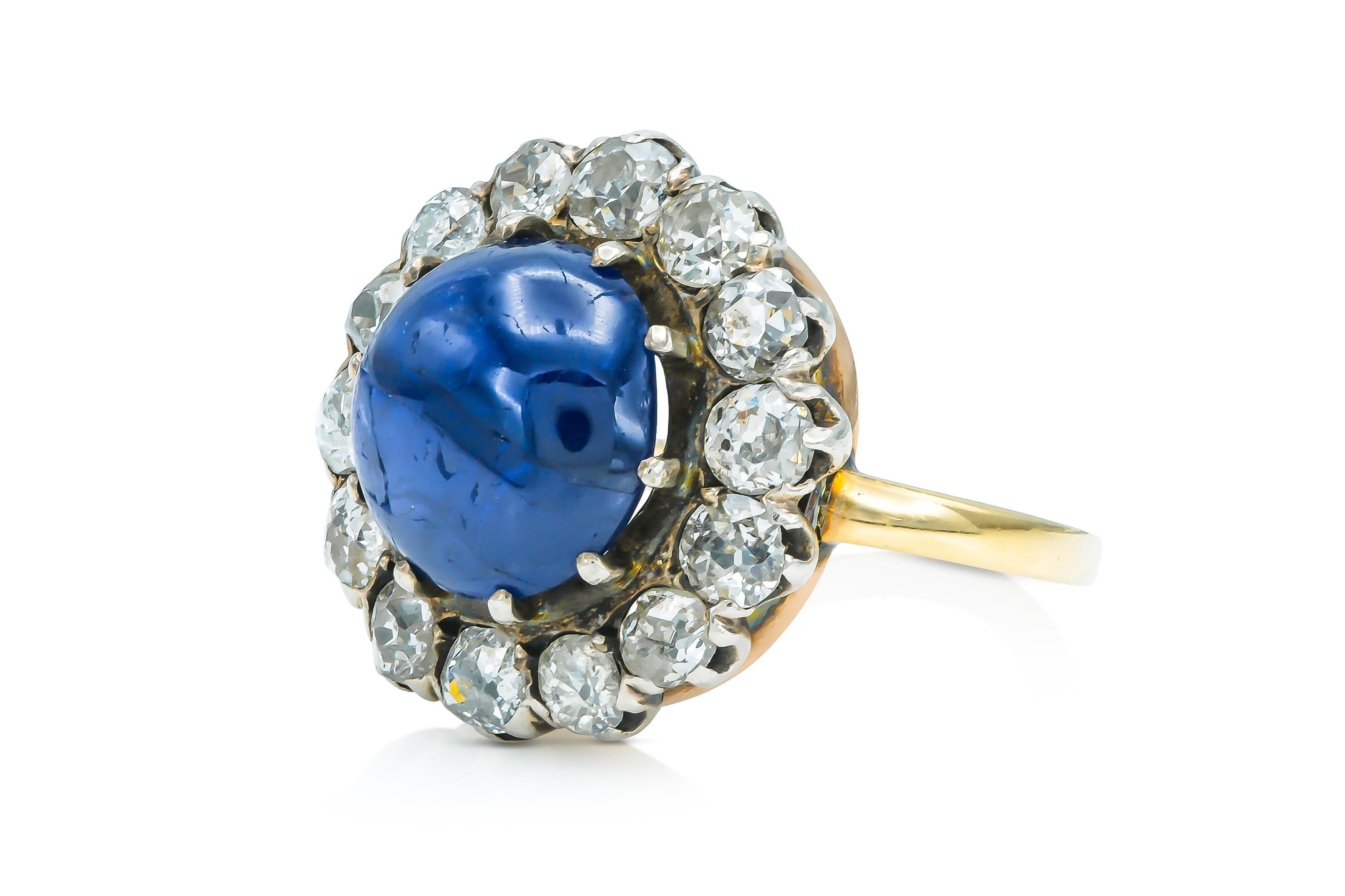 Finement réalisé en or jaune et blanc 14k avec un saphir cabochon d'environ 3,00 carats, rehaussé d'un halo de diamants de taille européenne ancienne pesant au total environ 2,00 carats.
Fin des années 1800.
Taille 5 1/2, redimensionnable