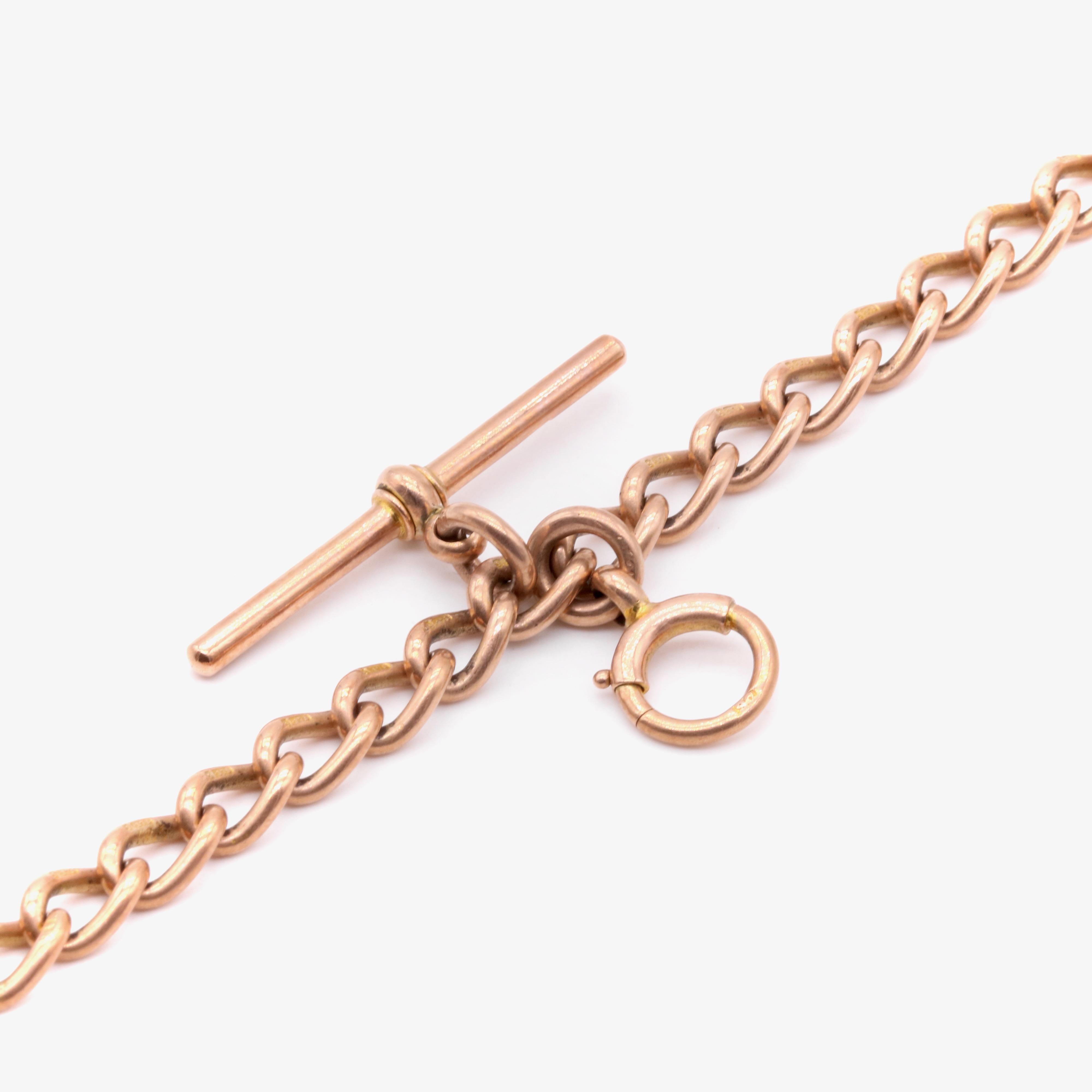Catena Albert in oro rosa antico, con maglie a cordoncino, barra a T, anello a molla e fermaglio per cani, in oro rosa 9 carati. 

Questa catena Albert Gold antica risale all'epoca vittoriana, alla fine del 1800. La catena è realizzata con maglie a