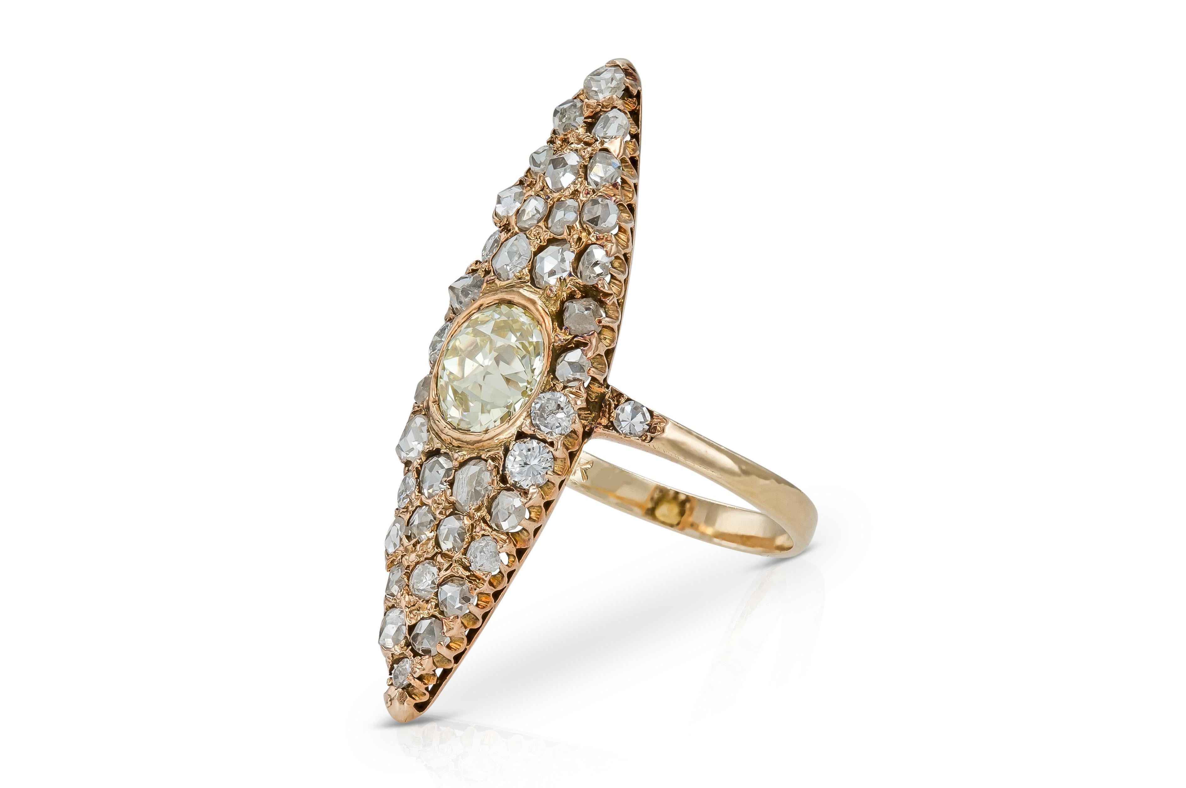 Finement réalisée en or jaune et rose 14k avec un diamant jaune de taille Old European serti au centre pesant environ 1,45 carats, et des diamants de taille Rose pesant environ 2,00 carats au total.
Fin des années 1800.