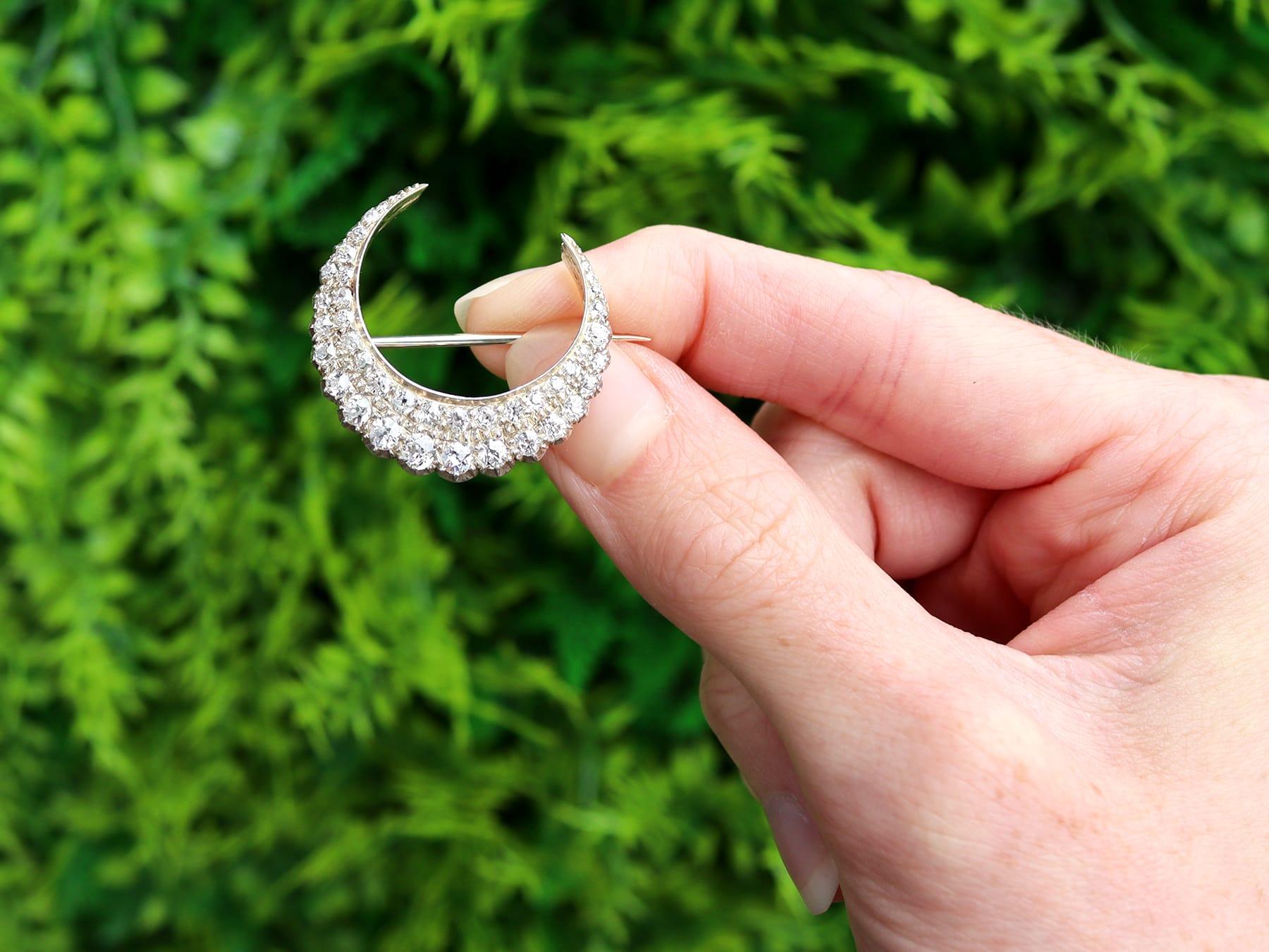 Eine atemberaubende, feine und beeindruckende antike viktorianische 3,47 Karat Diamanten und 9 Karat Gelbgold, Silber gesetzt Mondsichel Brosche / Haarnadel - boxed; Teil unserer vielfältigen antiken Diamant Mondsichel Broschen Sammlung.

Diese