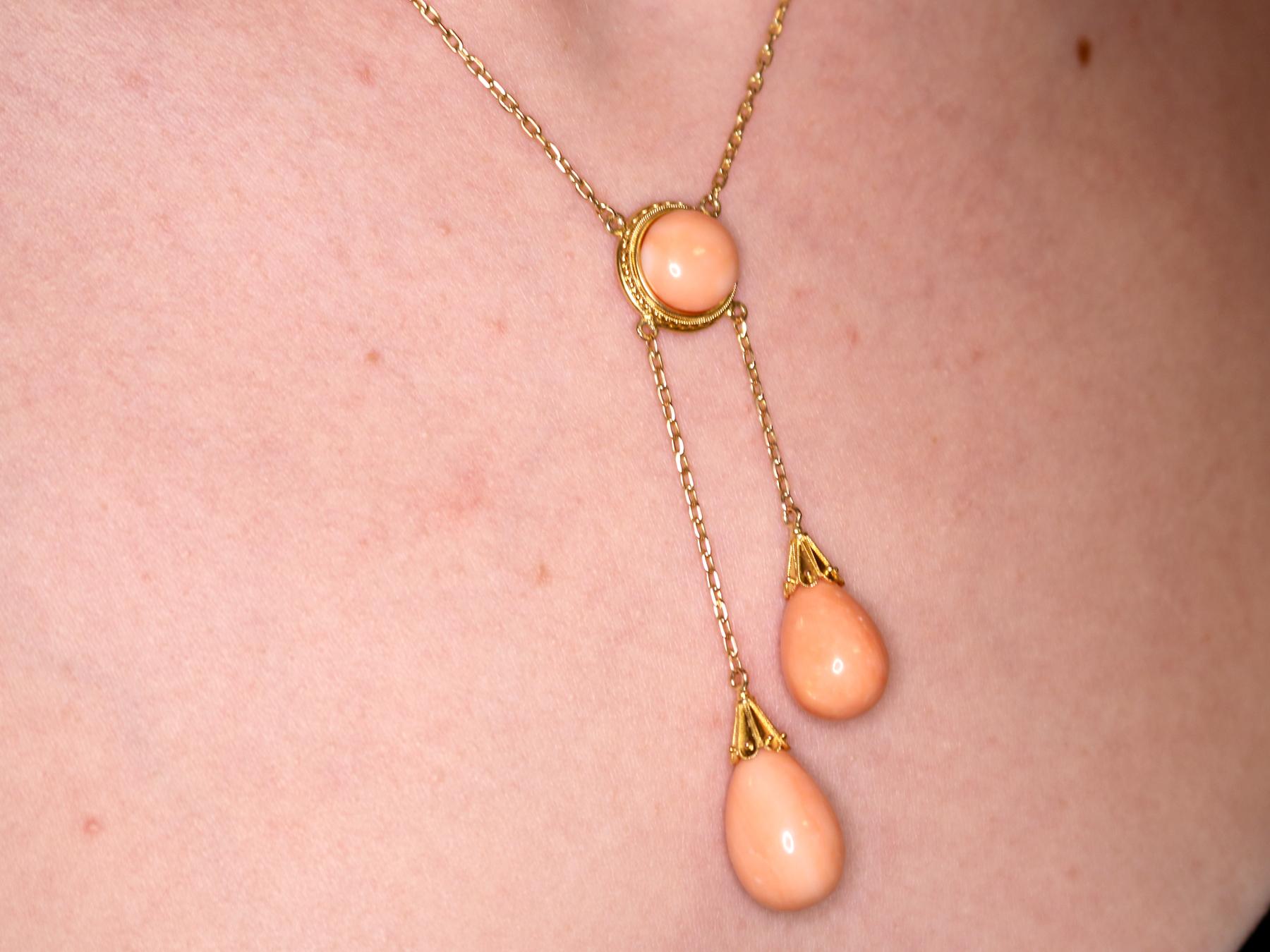 Viktorianische Halskette aus Gelbgold mit 35,22 Karat Koralle im Cabochon-Schliff und Gelbgold im Angebot 3