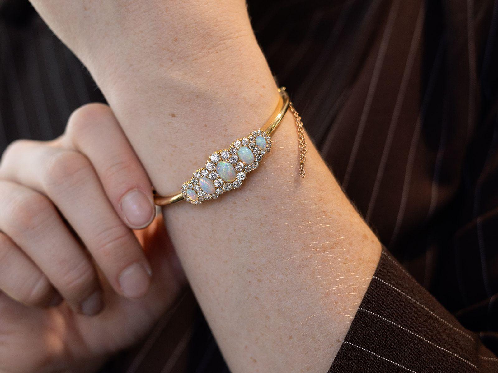 Bracelet jonc victorien ancien en or jaune avec opale de 3,92 carats et diamants de 3,25 carats Excellent état - En vente à Jesmond, Newcastle Upon Tyne