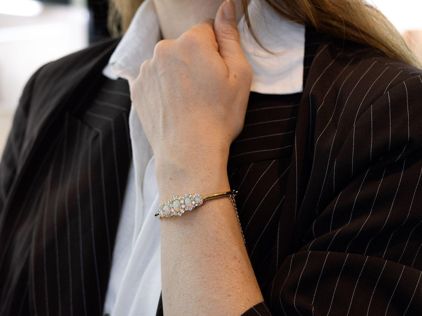 Bracelet jonc victorien ancien en or jaune avec opale de 3,92 carats et diamants de 3,25 carats Pour femmes en vente