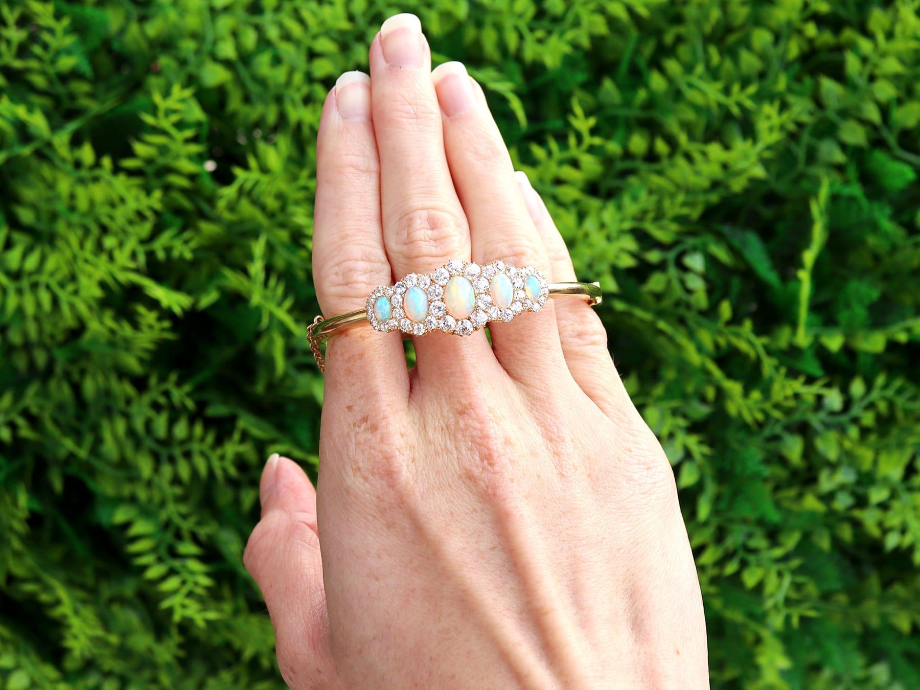 Victorien Bracelet jonc victorien ancien en or jaune avec opale de 3,92 carats et diamants de 3,25 carats en vente