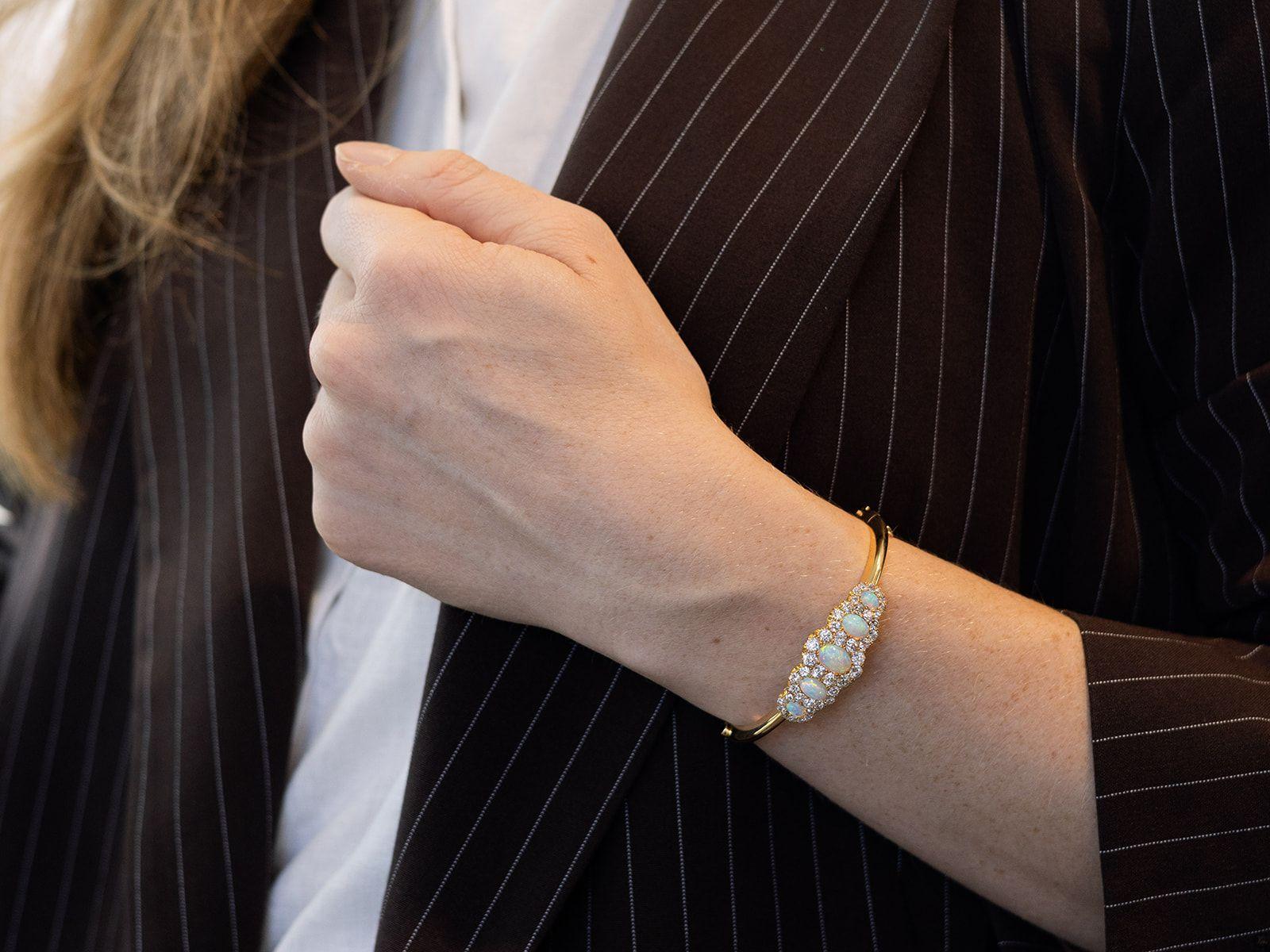 Bracelet jonc victorien ancien en or jaune avec opale de 3,92 carats et diamants de 3,25 carats en vente 1