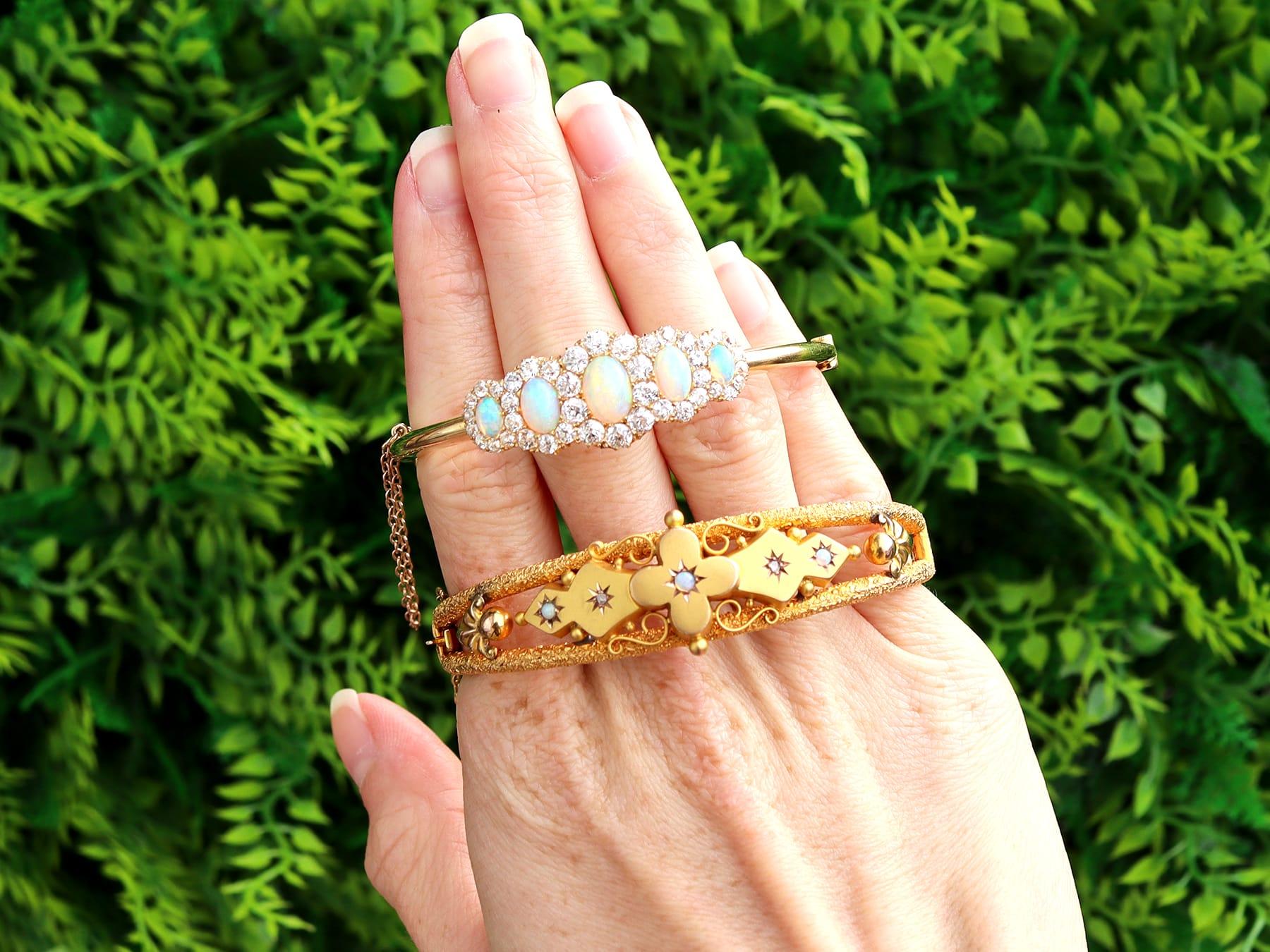 Taille vieille Europe Bracelet jonc victorien ancien en or jaune avec opale de 3,92 carats et diamants de 3,25 carats en vente