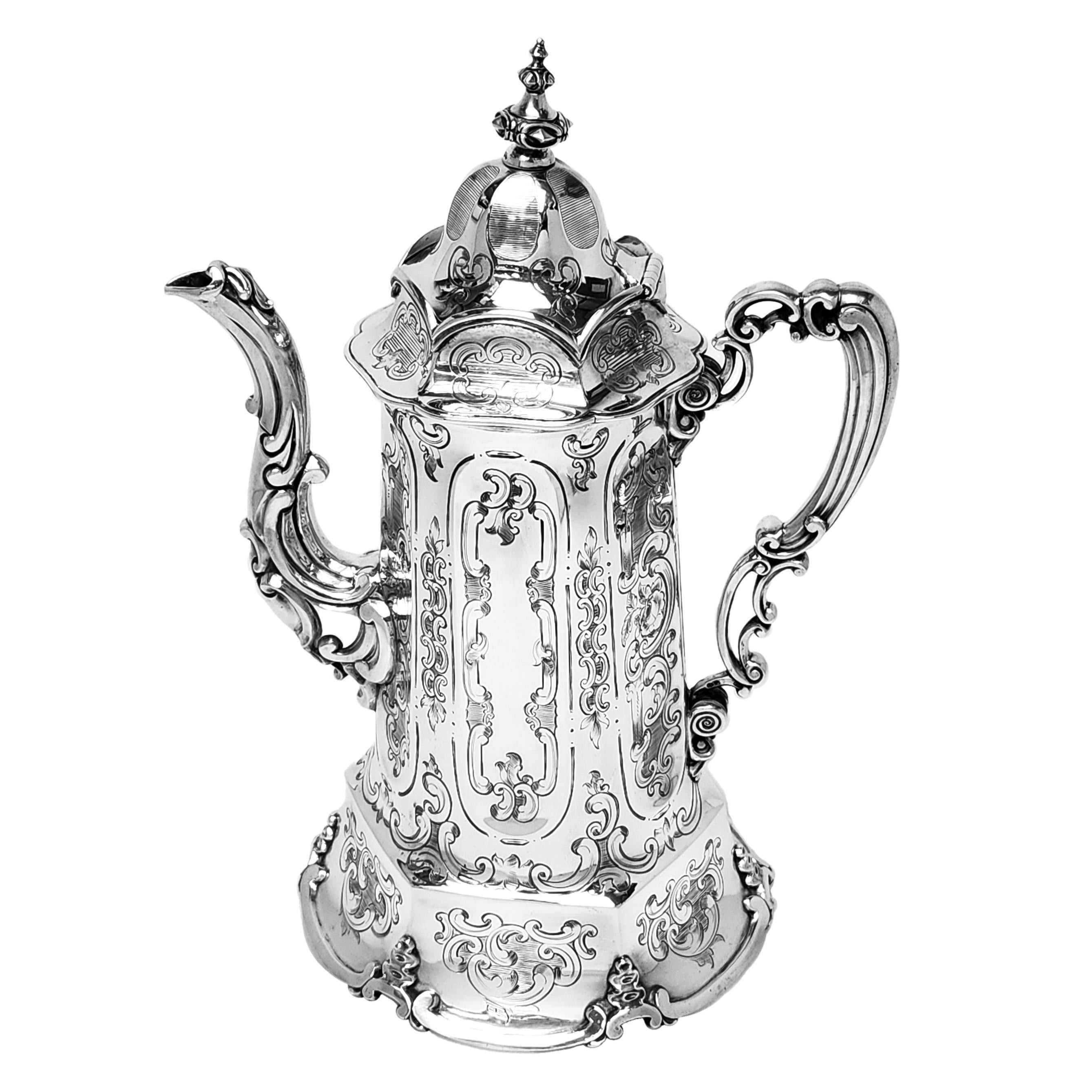 Eine beeindruckende antike viktorianische 4 Stück Silber Tee und Kaffee Set bestehend aus einer Kaffeekanne, Teekanne, Sahne / Milchkännchen & Zuckerdose. Dieses Teeservice zeichnet sich durch ein getäfeltes gotisches Design aus, wobei jedes Paneel