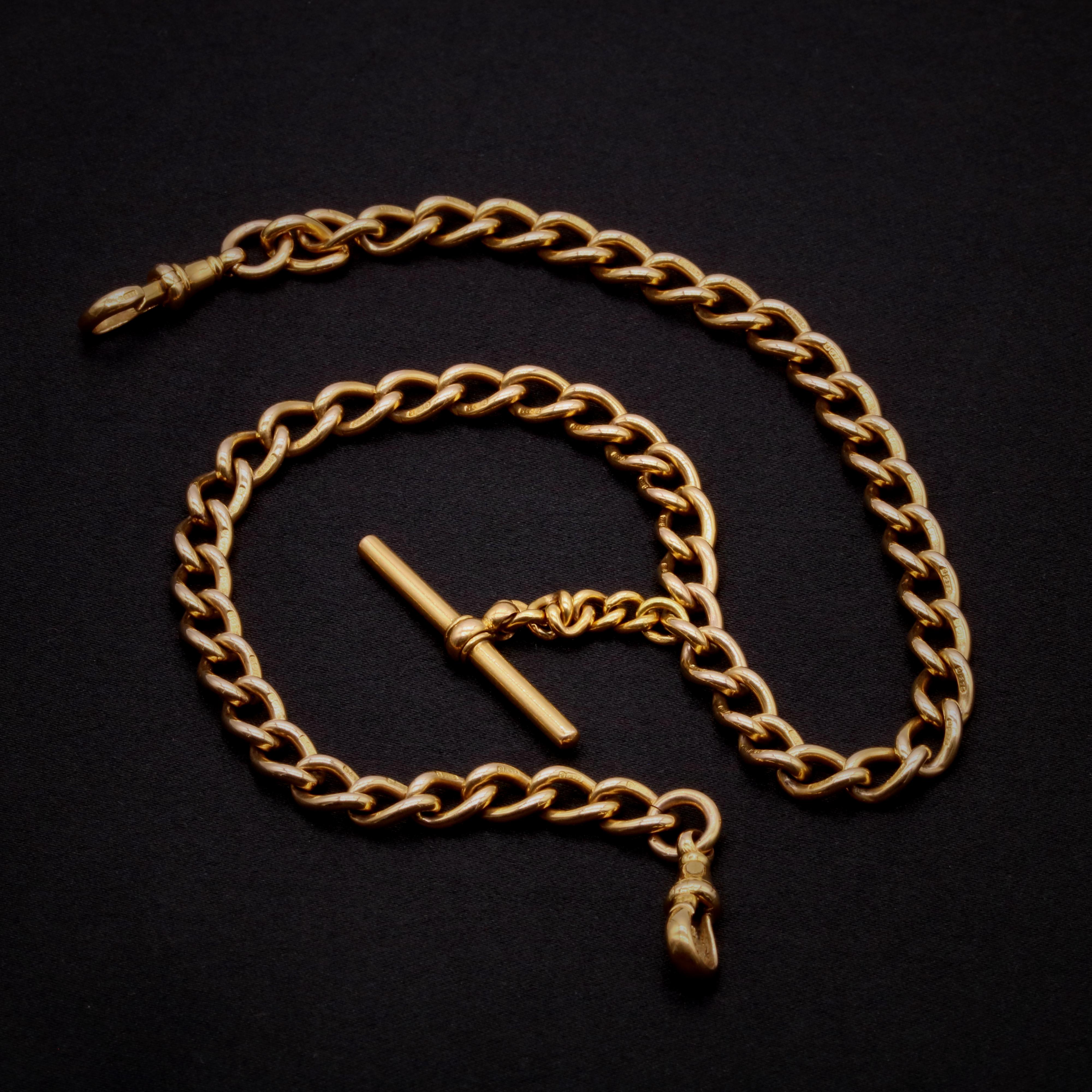 Chaîne de montre victorienne en or jaune, comprenant des maillons en forme de boucle, deux agrafes à chien et une barre en T, en or jaune 9 carats.

Cette chaîne luxueuse est réalisée en or jaune. Il est très rare de voir une chaîne de montre en or
