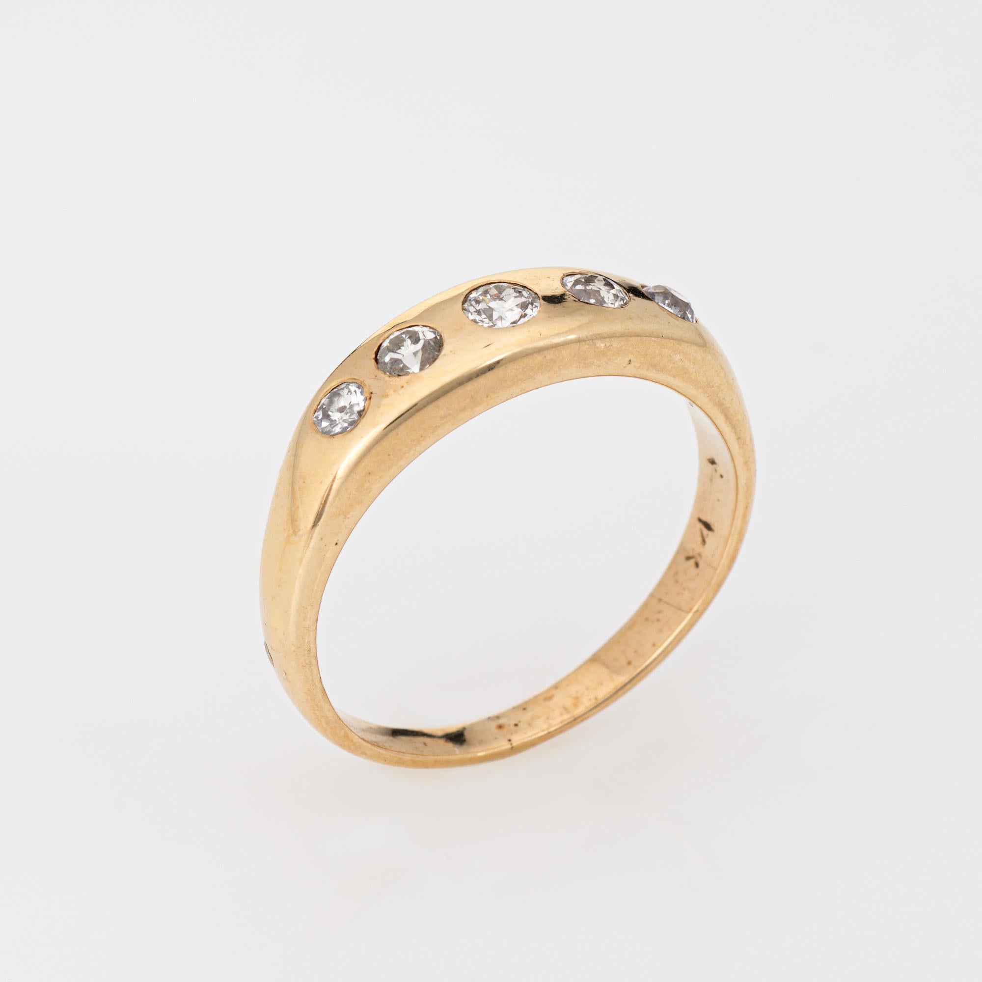 Élégante bague ancienne d'époque victorienne à 5 pierres en diamant (vers les années 1880 à 1900), réalisée en or jaune 14 carats.

5 diamants taillés à l'ancienne sont de taille graduelle et totalisent un poids estimé à 0,50 carats (couleur estimée
